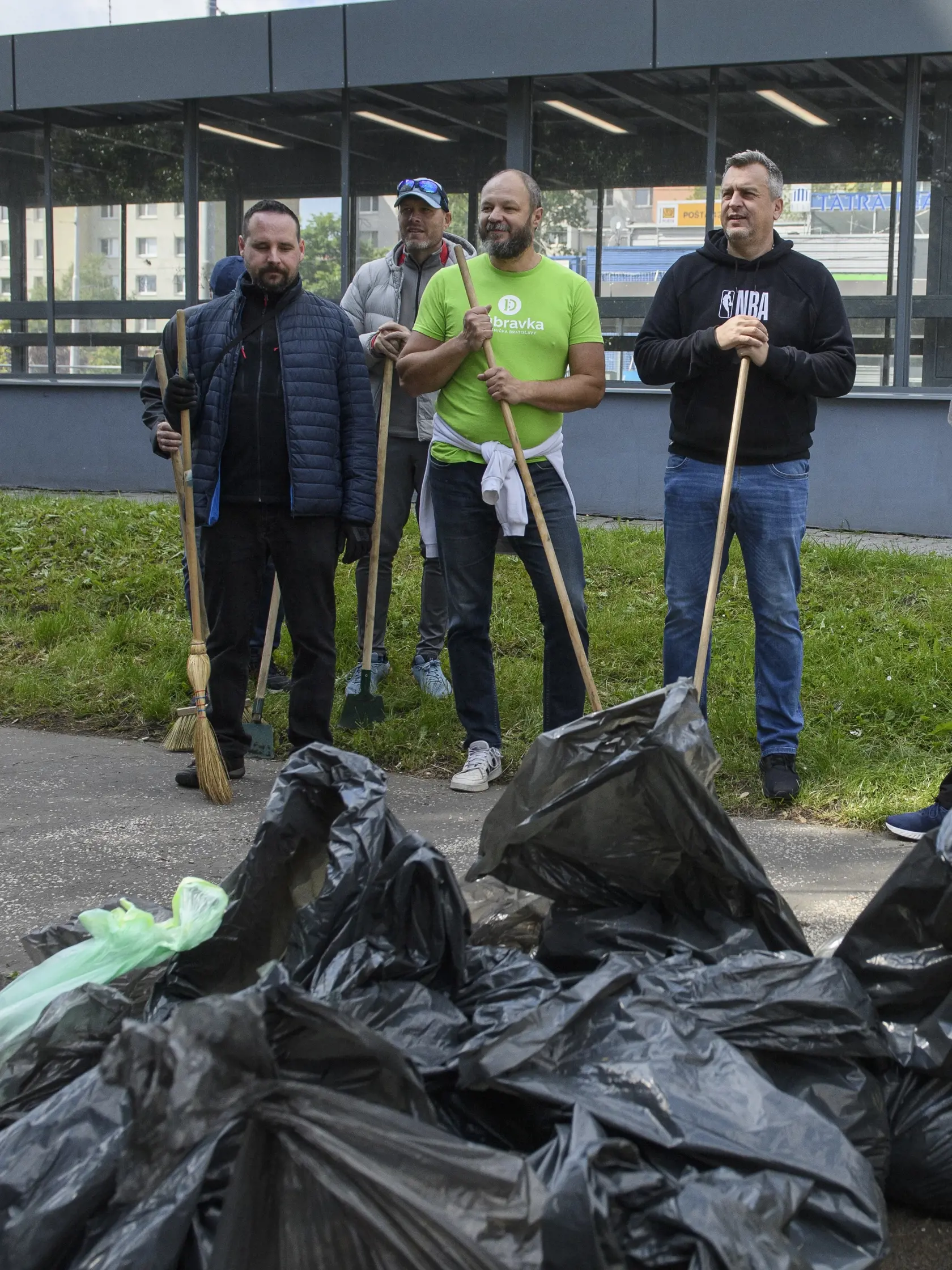 Na snímke podpredseda Národnej rady (NR) SR a predseda koaličnej Slovenskej národnej strany (SNS) Andrej Danko (vpravo) pózuje počas upratovania v bratislavskej mestskej časti Dúbravka v piatok 26. apríla 2024.