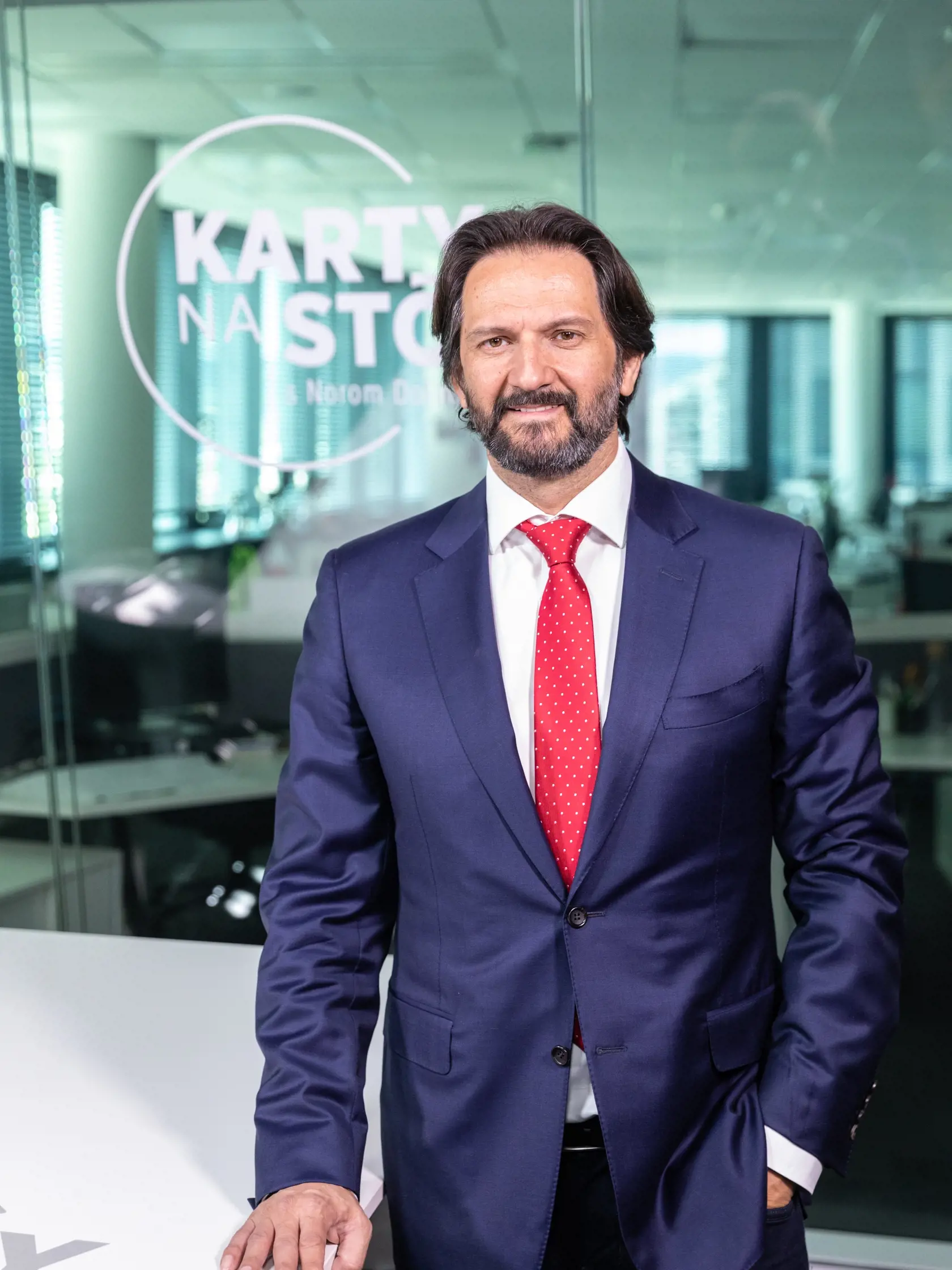 Na otázku, či rátal s tým, že prijatie Szalayovej vyvolá záujem médií, ktoré ho budú kvôli tomu atakovať reagoval Robert Kaliňák slovami: „Nie sme atakovaný...Ja som rád...Ona je veľmi kvalitný právnik, ešte k tomu má špecializáciu trestné právo, to čo my robíme. Nie je veľa mladých absolventov právnickej fakulty, ktorí sa chcú venovať trestnému právu, lebo ich láka obchodné právo a pod.“