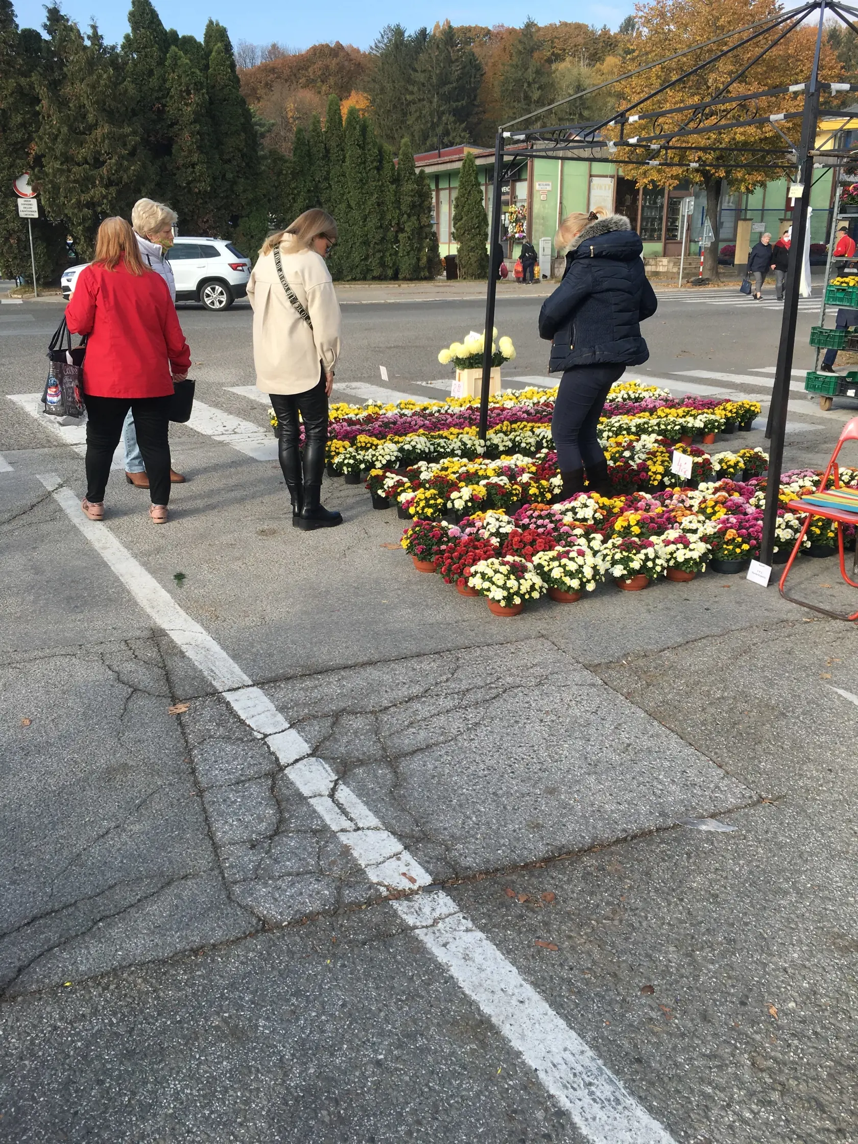 V Košiciach sme navštívili najväčšie trhovisko na Dominikánskom námestí a trh pri Verejnom cintoríne. Ceny a druhy tovaru sú rôzne, ale určite si tam každý nájde čo sa mu páči.
