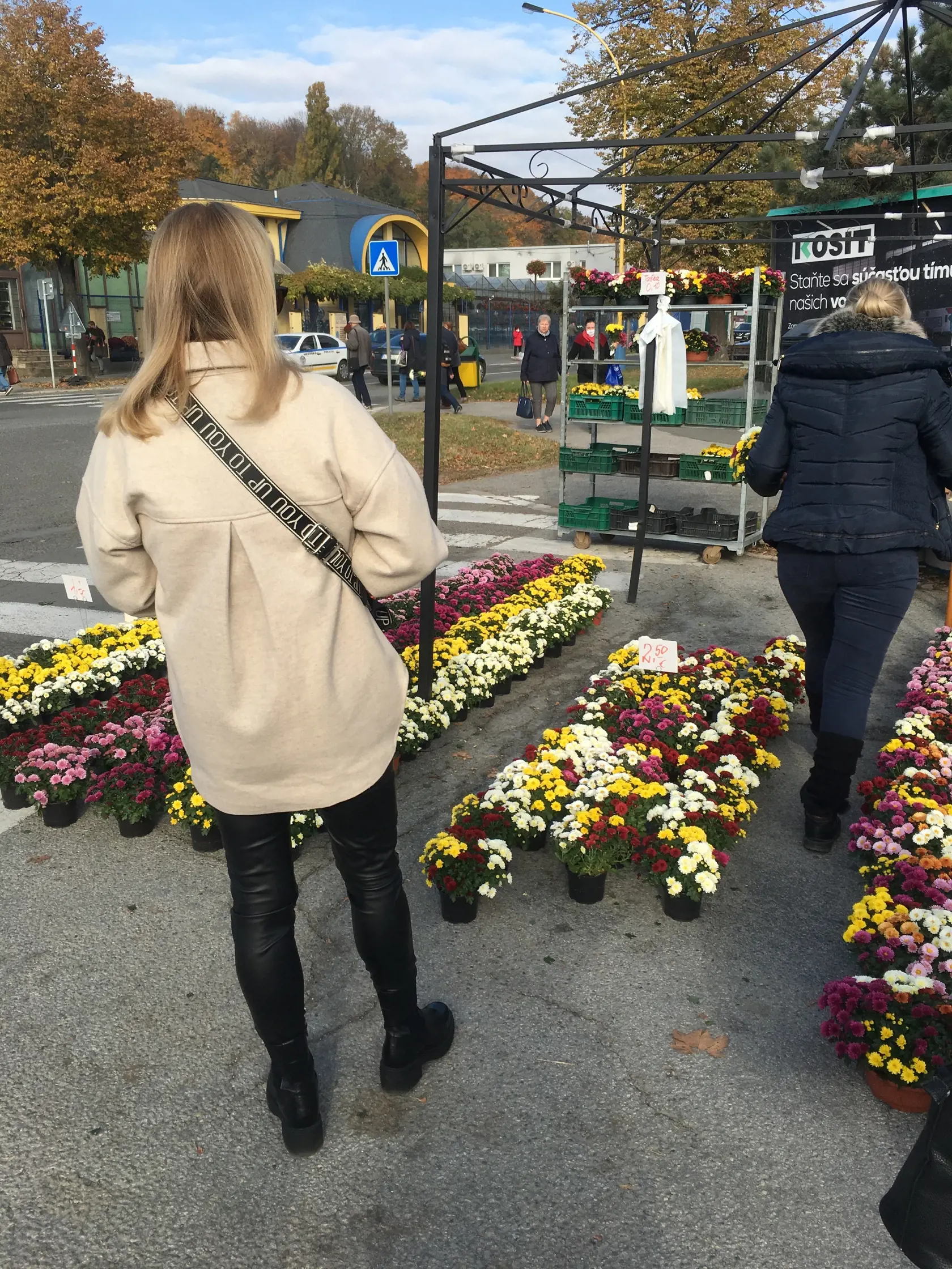 V Košiciach sme navštívili najväčšie trhovisko na Dominikánskom námestí a trh pri Verejnom cintoríne. Ceny a druhy tovaru sú rôzne, ale určite si tam každý nájde čo sa mu páči.