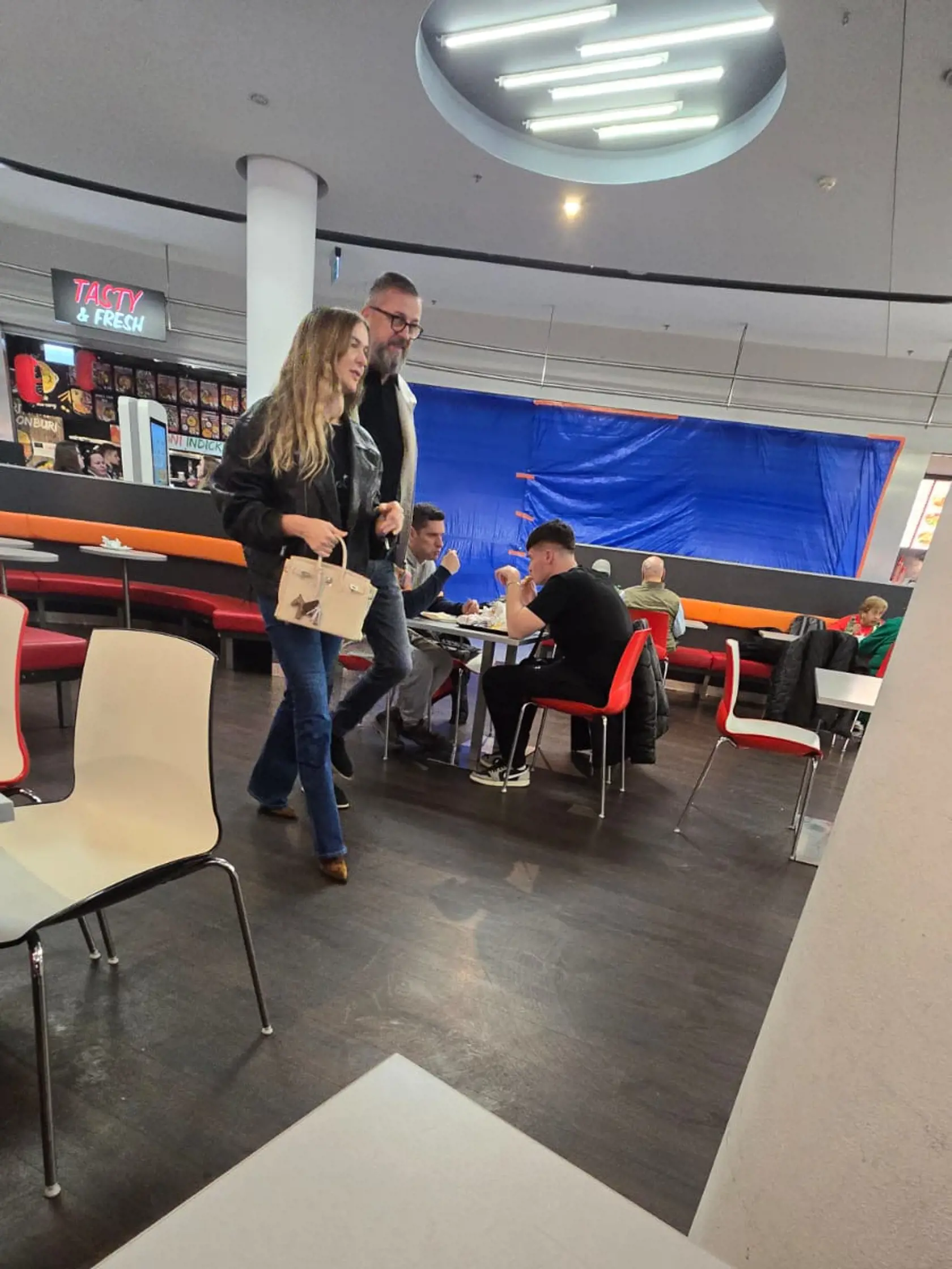 Exkluzívne zábery exministra Martina Glváča s misskou Annou Amenovou. Párik si užil spoločné chvíle v nákupnom centre, kde si obzerali obchody a najedli sa.