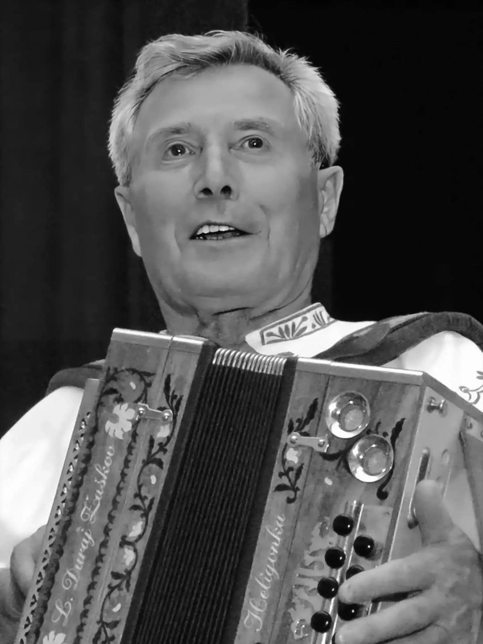 Vo štvrtok nás navždy opustil obľúbený hudobník a harmonikár Ján Rapan, ktorý prehral boj s ťažkou chorobou. Smutnú správu oznámila jeho rodina.