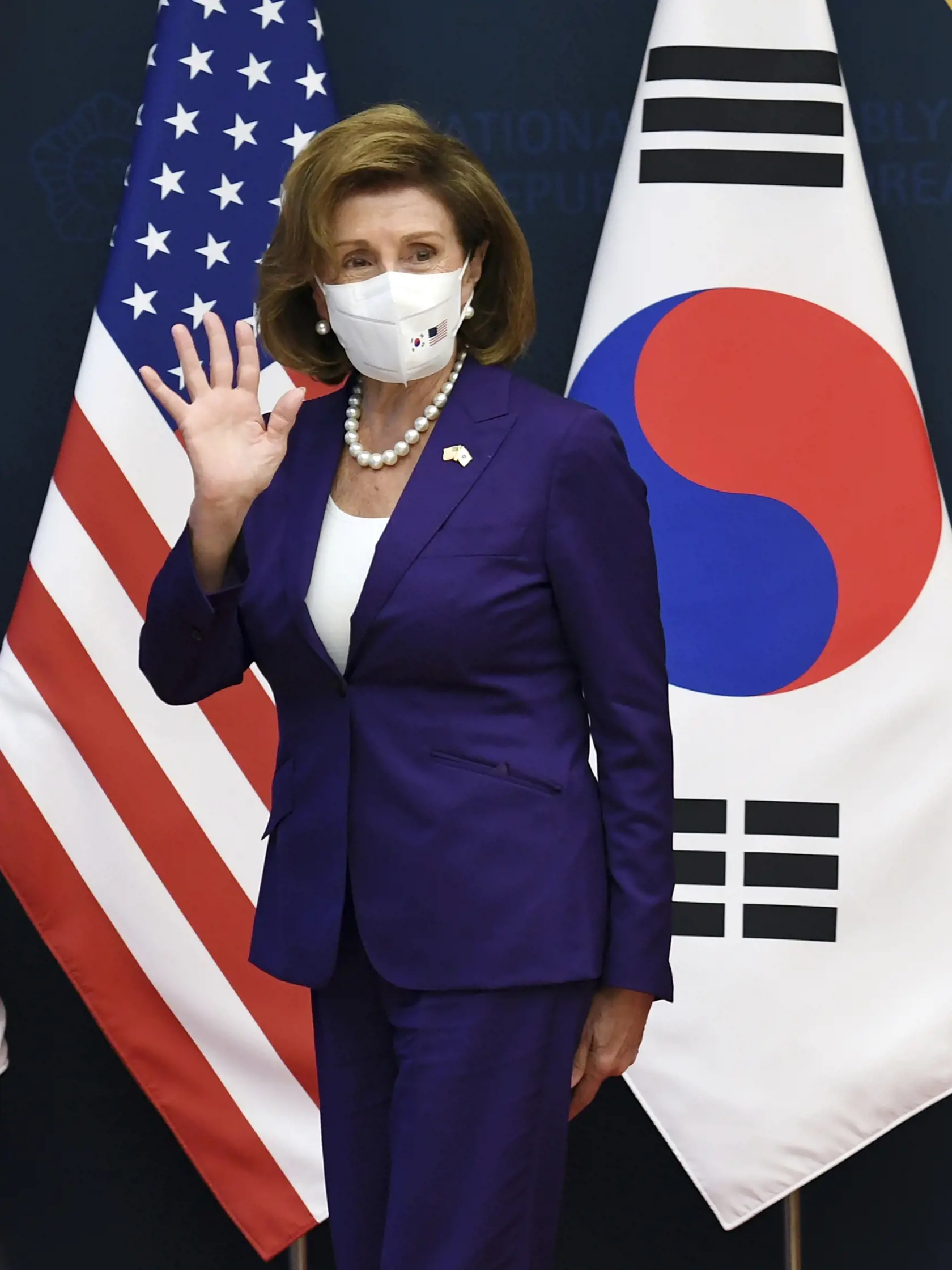 Predsedníčka Snemovne reprezentantov USA Nancy Pelosiová máva po tlačovej konferencii s juhokórejským predsedom parlamentu Kim Čin-pchjom 4. augusta 2022 v Soule.