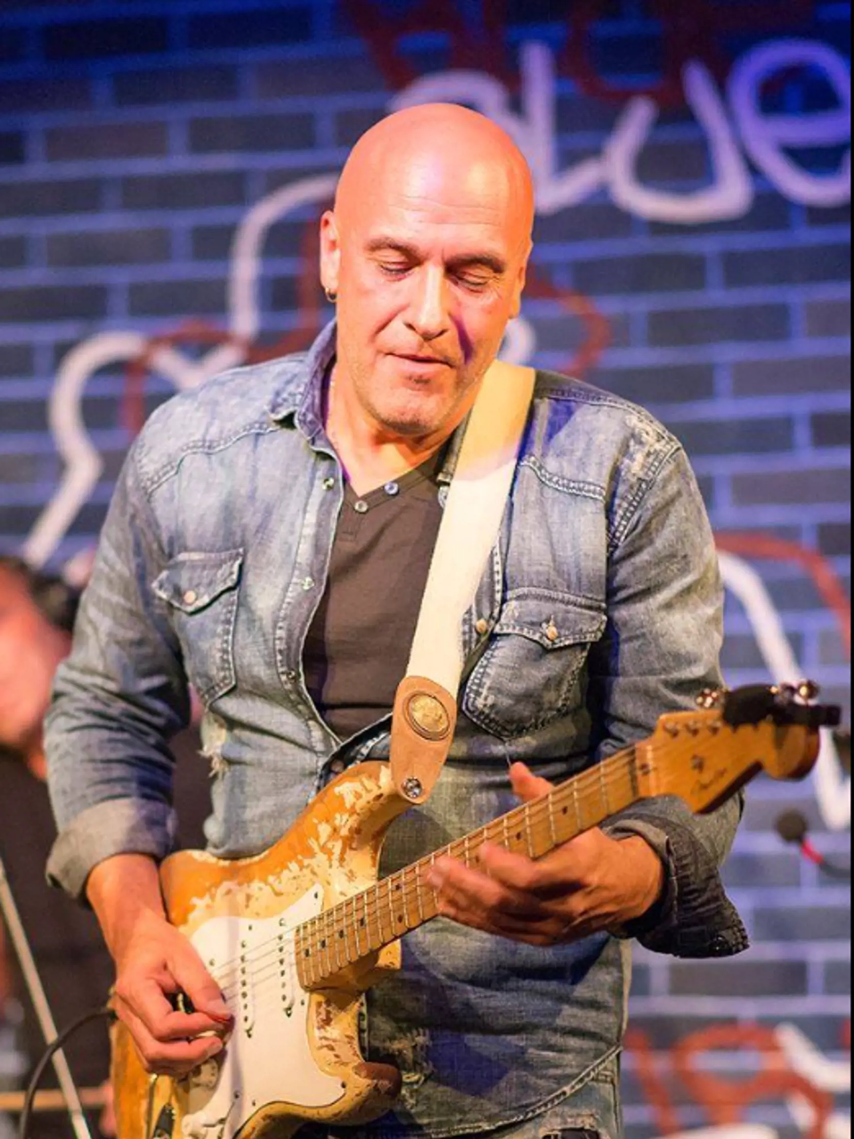 Henry Tóth je fenomenálny gitarista.