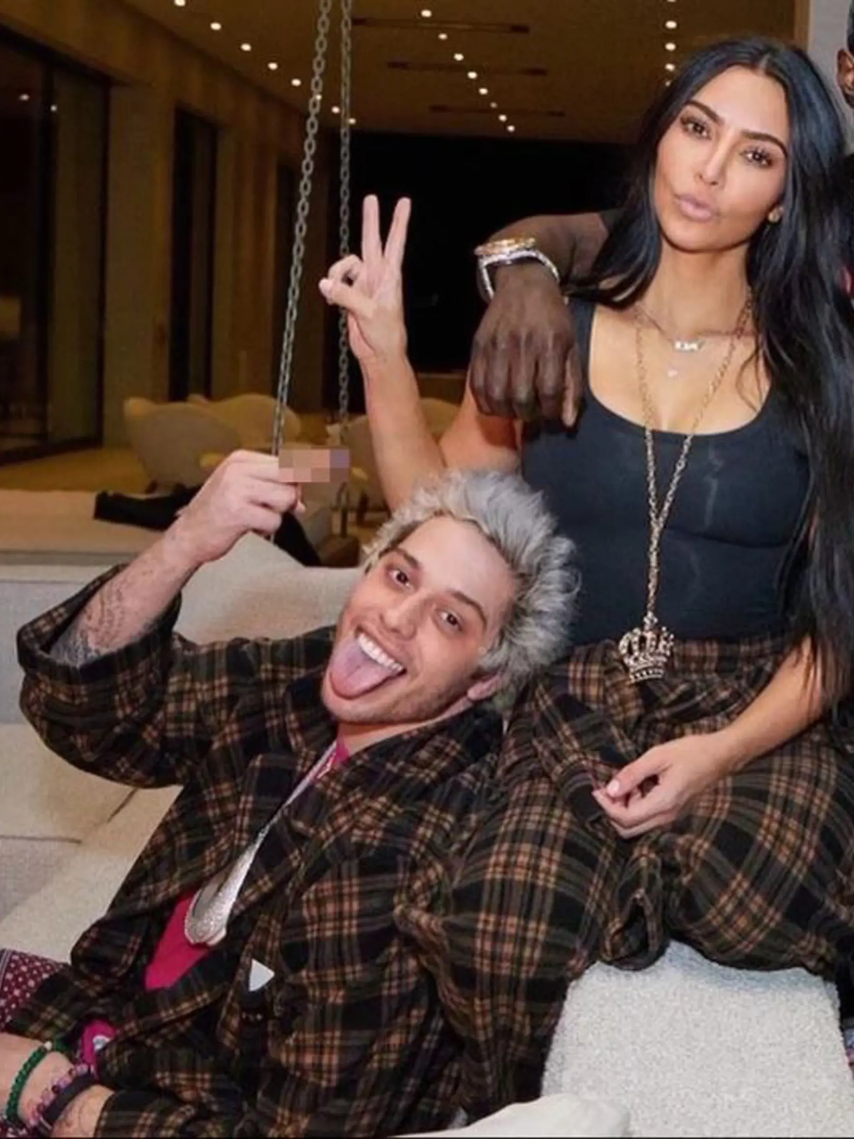 41-ročná hviezdička Kim a jej mladý milenec Pete sa spolu objavili v Saturday Night Live.