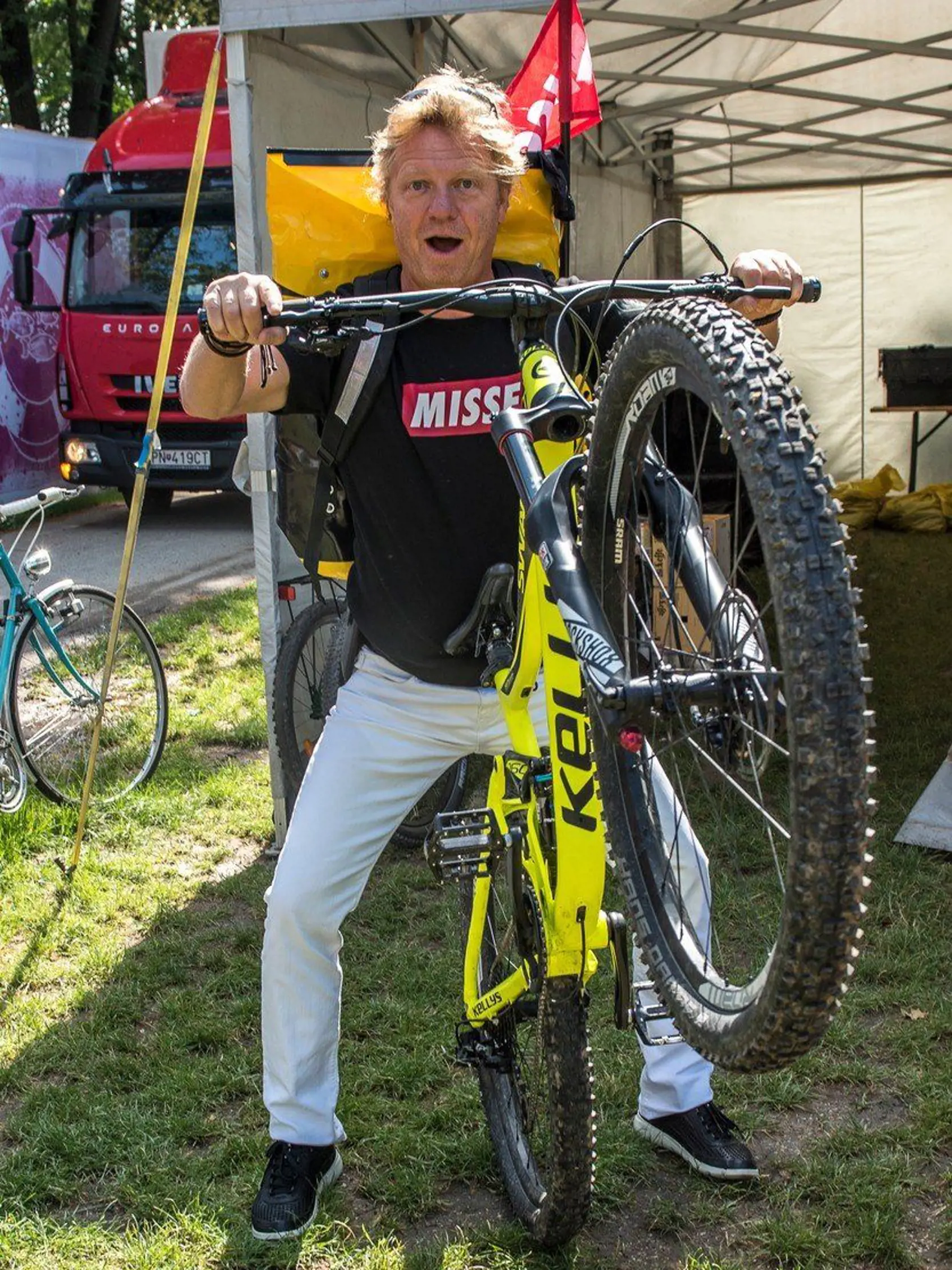Maroš Kramár počas bicyklovej misie, keď robil kuriéra.