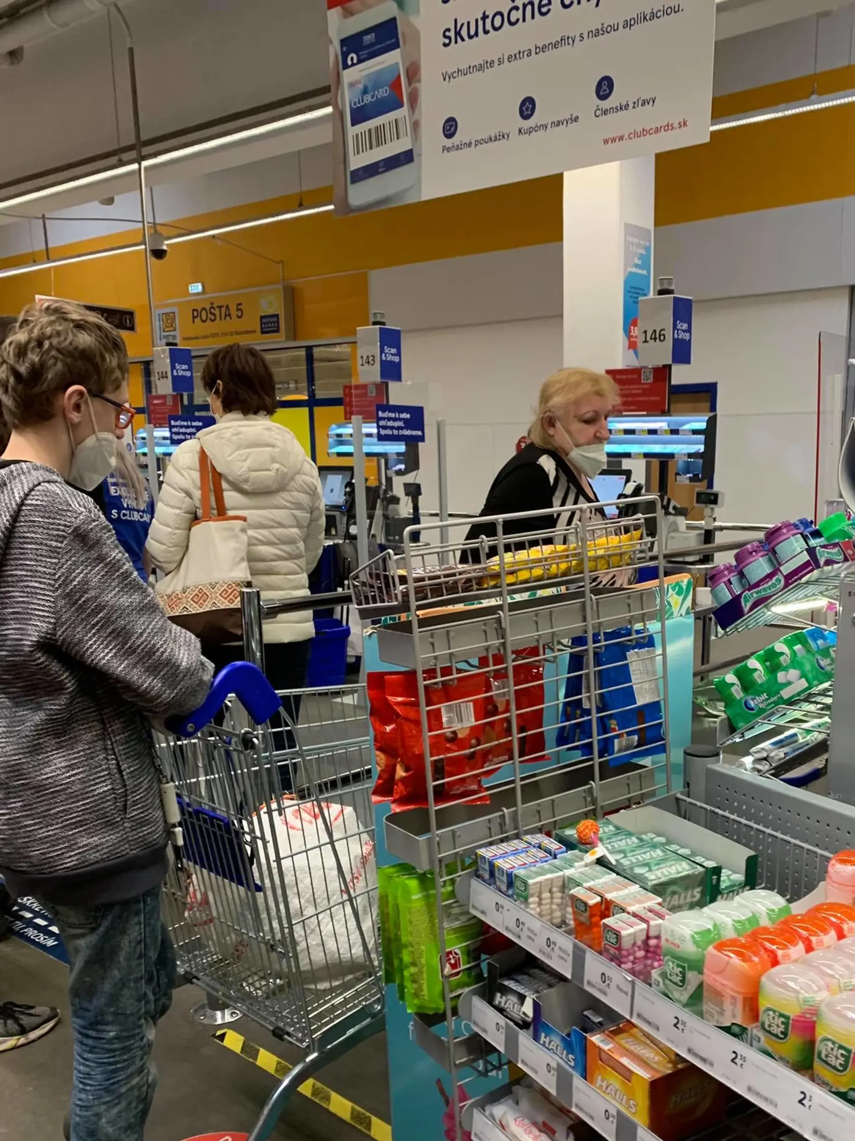 Babka Anka s vnukom na nákupoch.
