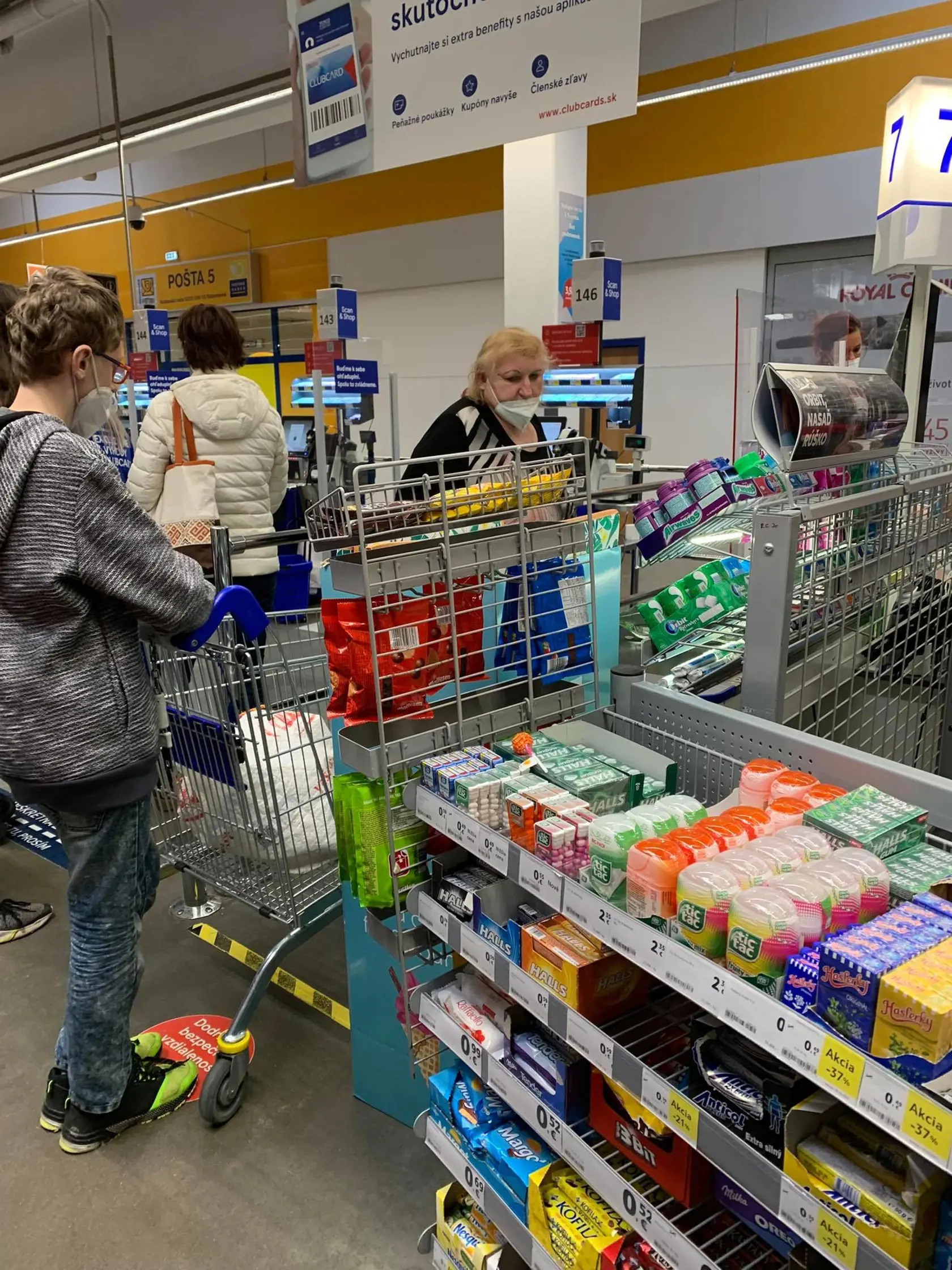 Babka Anka s vnukom na nákupoch.