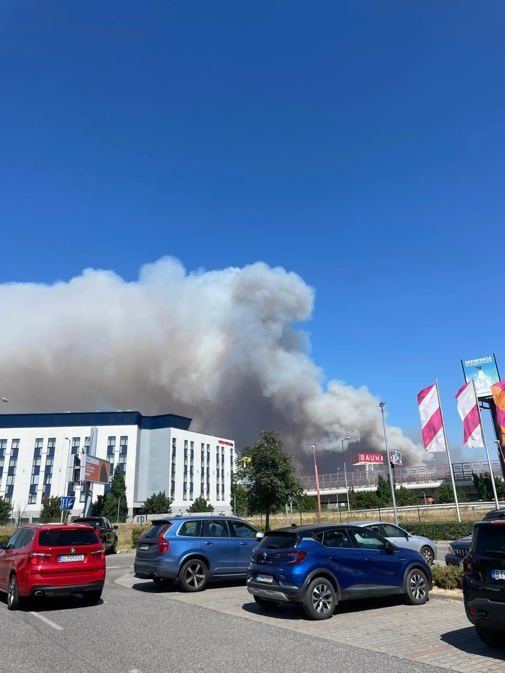 Neďaleko Bratislavy vypukol požiar.