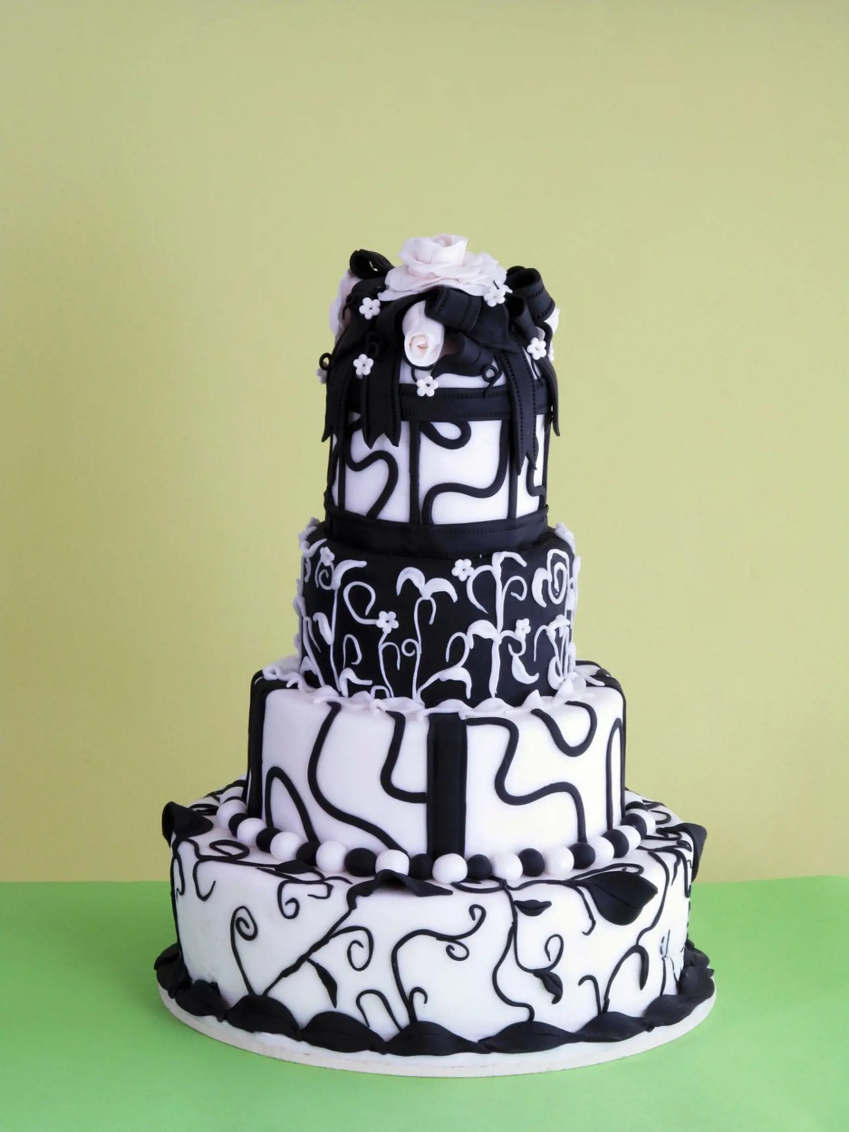 A multi-tier black-and-white wedding cake, Image: 164972596, License: Royalty-free, Restrictions: , Model Release: no, Credit line: Profimedia, FoodCollection