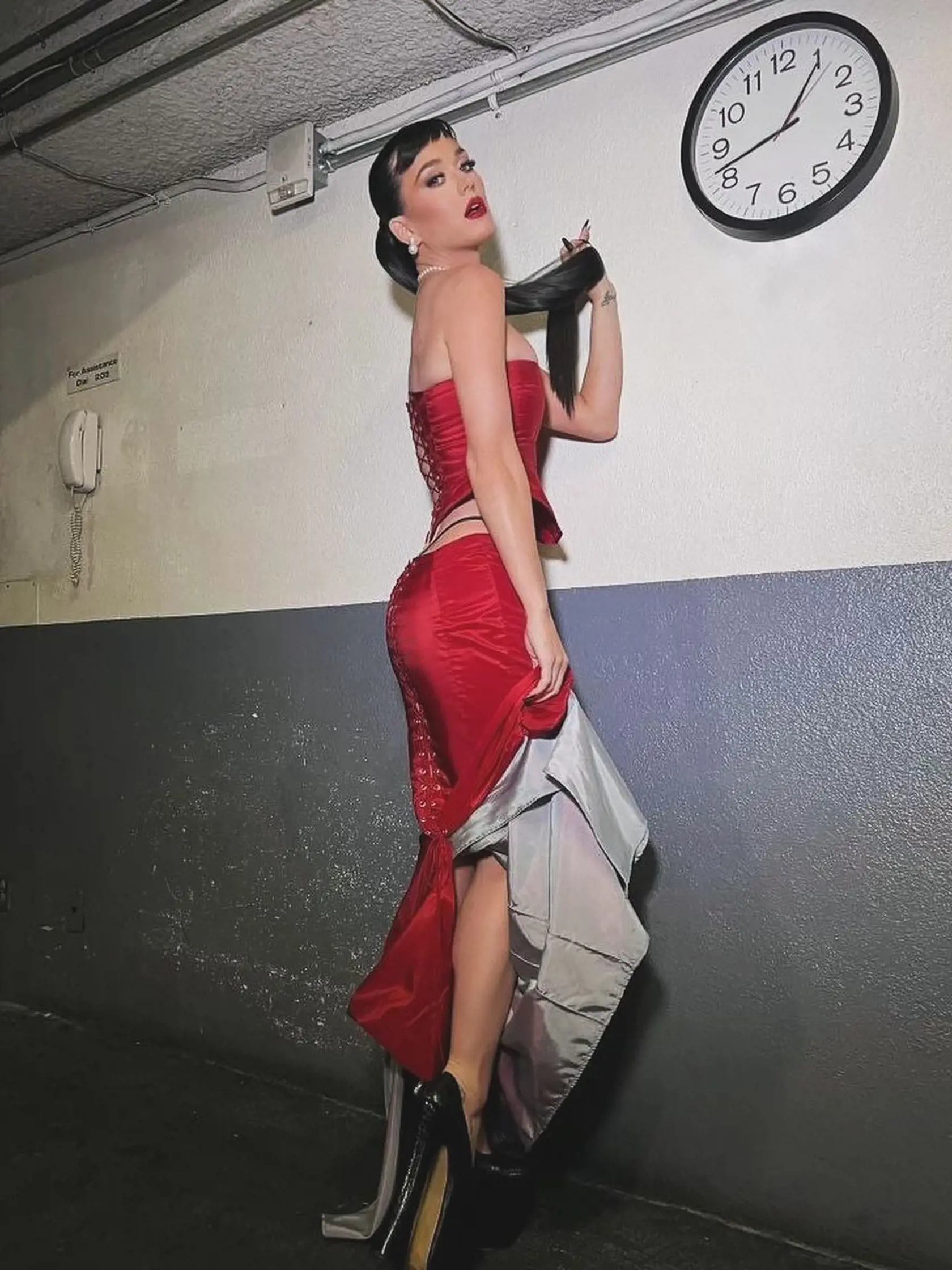 Ak bolo jej cieľom zaujať, rozhodne to Katy Perry urobila, tentokrát nie spevom, ale outfitom...