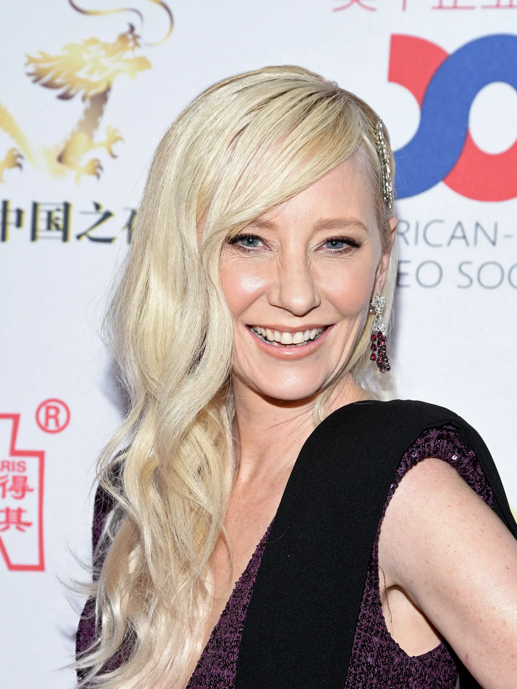 Anne Heche (51) mala štyroch súrodencov, žije už len sestra Abigail. V rokoch 1997-2000 bola jej partnerkou Ellen DeGeneres, potom podľa jej vlastných slov chodila už iba s mužmi. V roku 2001 sa vydala za kameramana Colemana Laffoona, s ktorým má syna Homera, ale rozviedla sa s ním kvôli hercovi Jamesovi Tupperovi, s ktorým má syna Atlasa. Rozišli sa v roku 2018.
