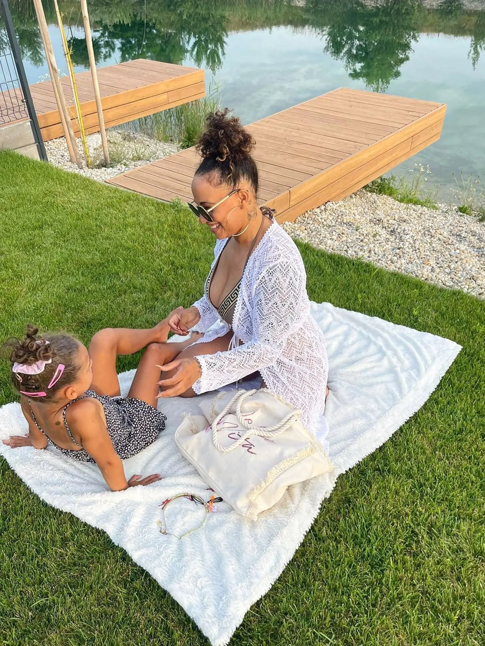 Tina so svojou Aničkou. Tu ju pre zmenu prirovnávajú k Alicii Keys