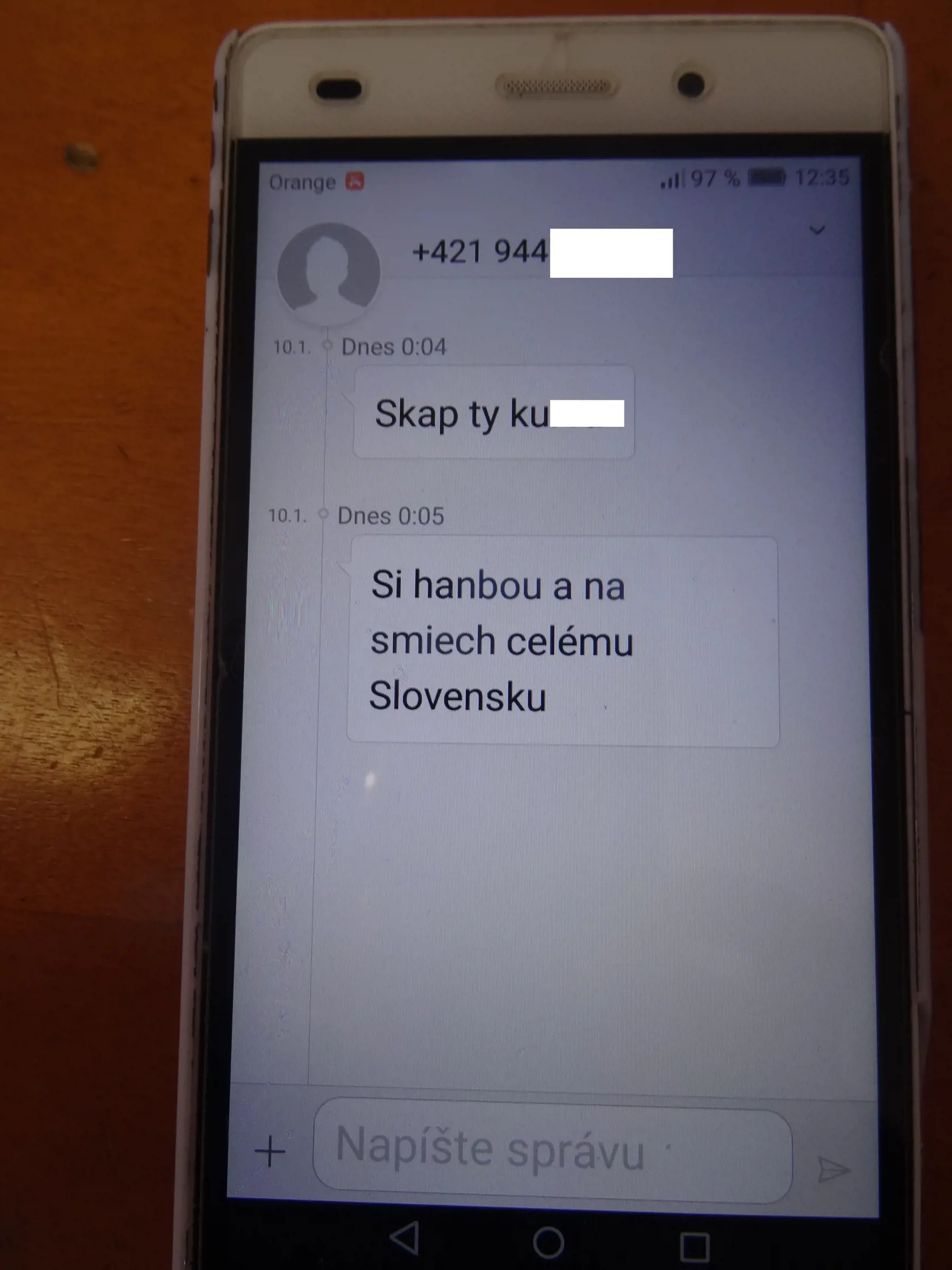 Textovky, ktoré prišli starostke potom, keď video zo zastupiteľstva  obletelo Slovensko.