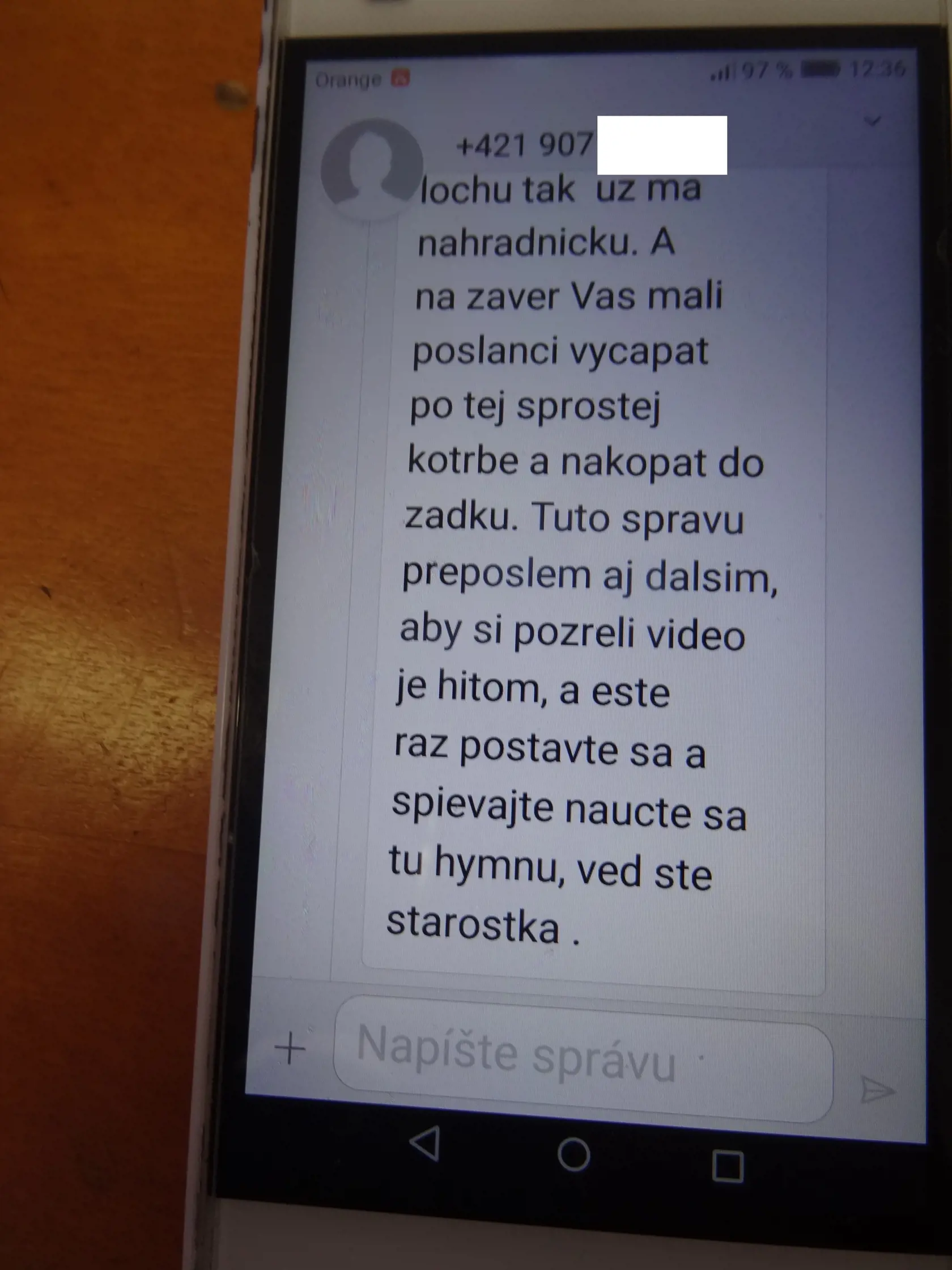 Textovky, ktoré prišli starostke potom, keď video zo zastupiteľstva  obletelo Slovensko.