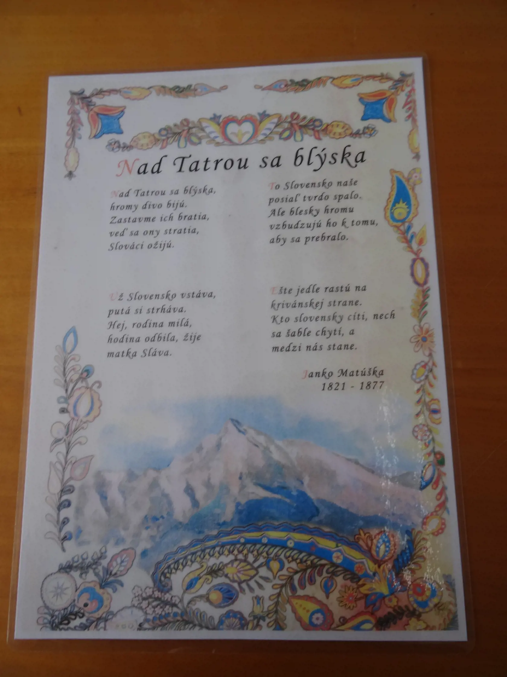 Starostka nenecháva nič na náhodu. Text hymny rozdala všetkým poslancom a vyvesila ho aj vo svojej kancelárii.