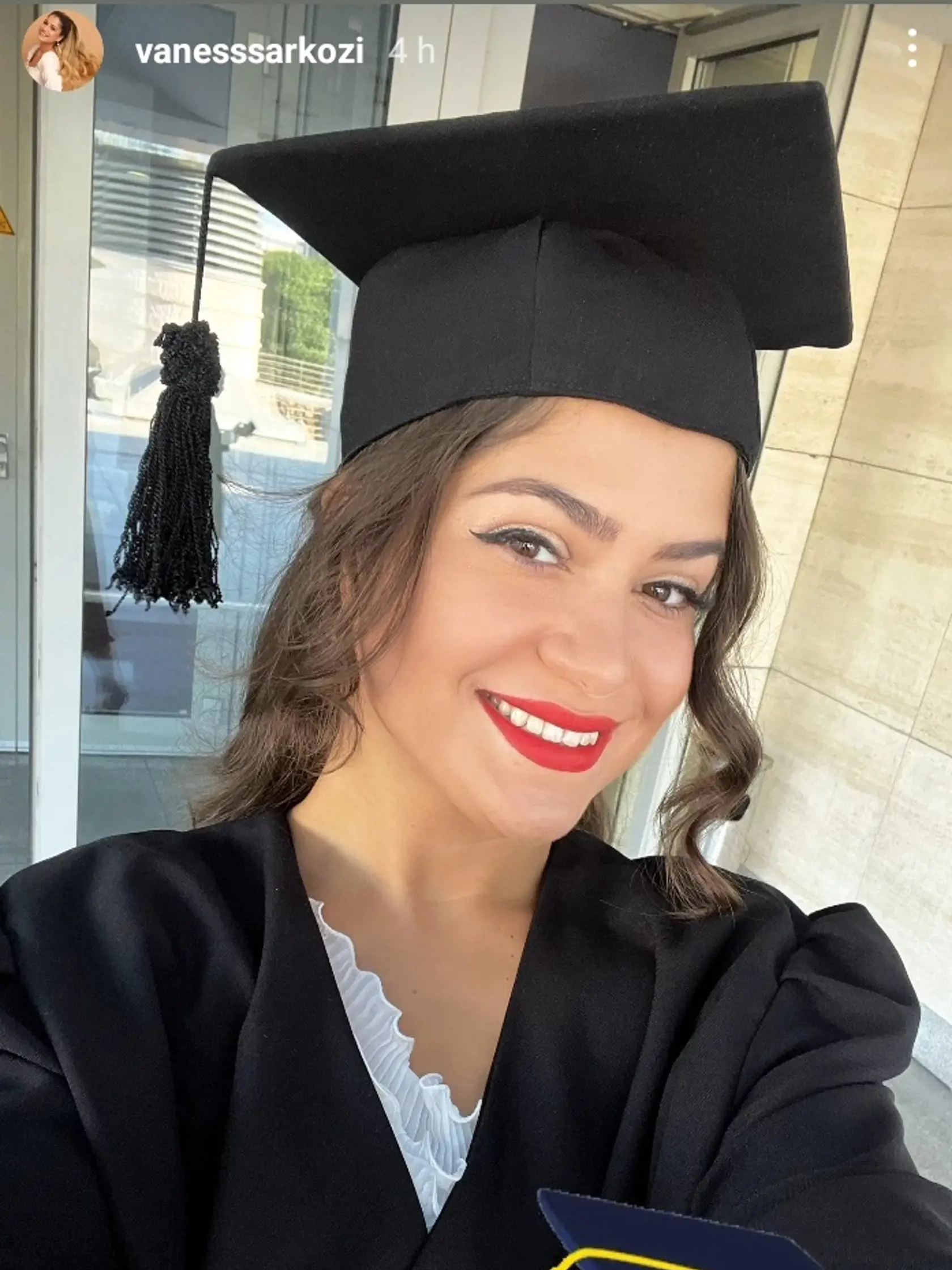 Vanessa Šarkoziová má promócie, už je z nej bakalárka.