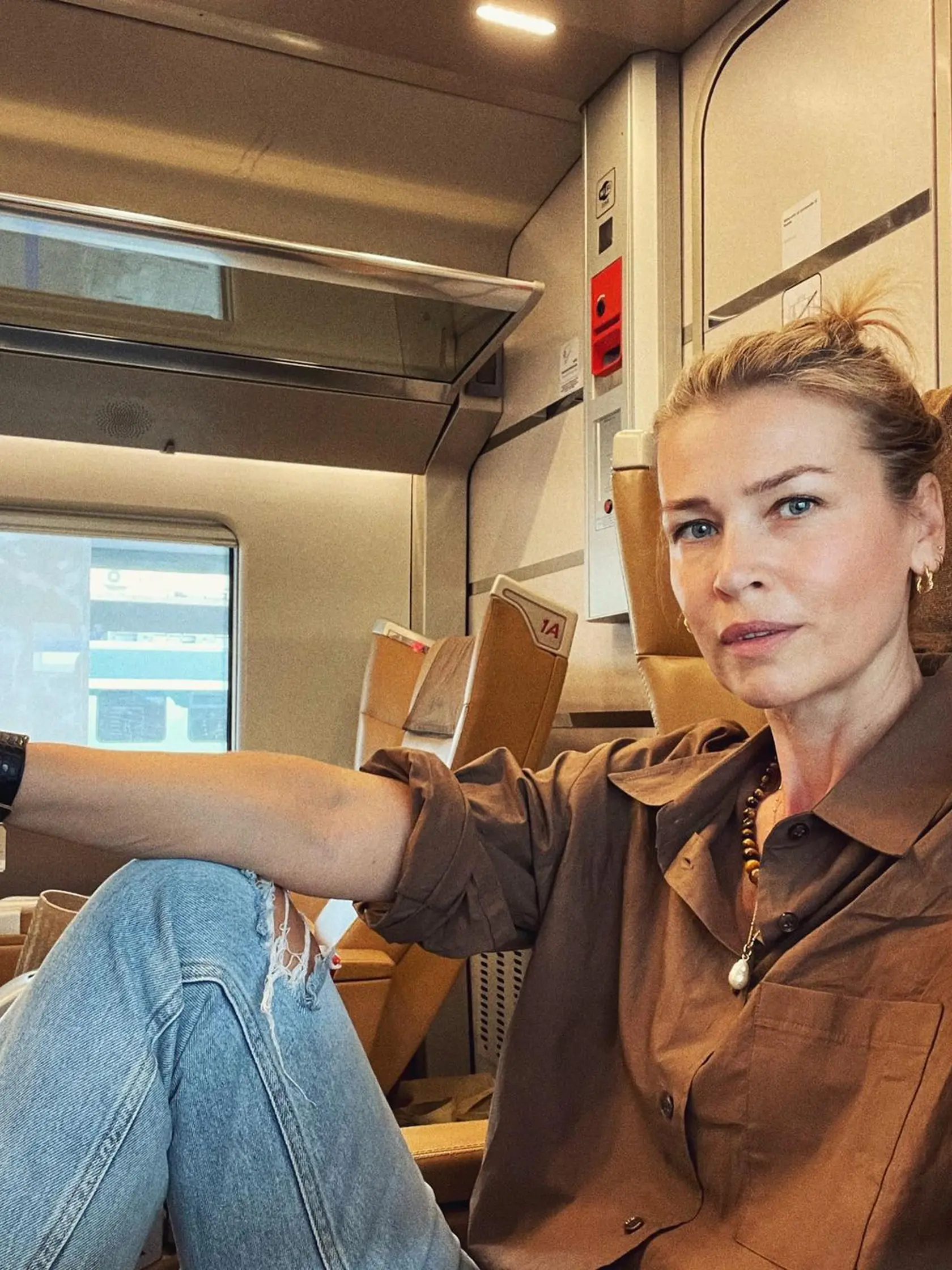 Daniela si na cestu vlakom obliekla roztrhané džínsy a ľanovú košeľu. Topmodelka zbožňuje modely z ľanu a vie ich nosiť. Outfit doladila etno náhrdelníkom z drevených korálikov a retiazkou s perlou. Je stelesnením ležérnej elegancie!