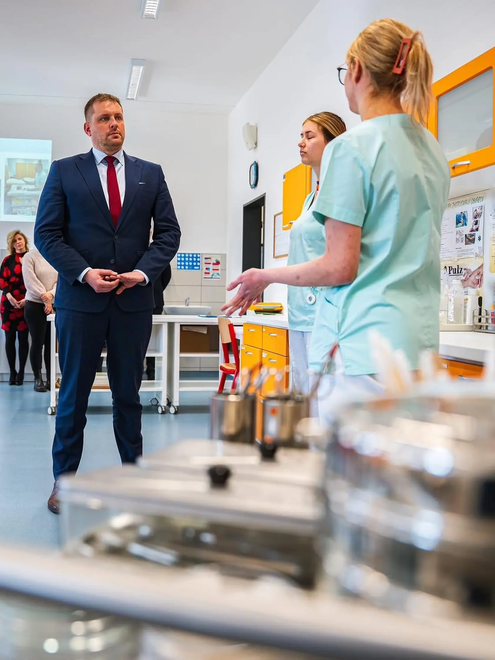 „Dnešný deň patrí všetkým pedagógom, ktorí svojou prácou formujú budúcnosť našej krajiny. Vzdelanie je základom každej spoločnosti, bez neho niet vízie ani pokroku,“ zablahoželal minister Kamil Šaško (Hlas).