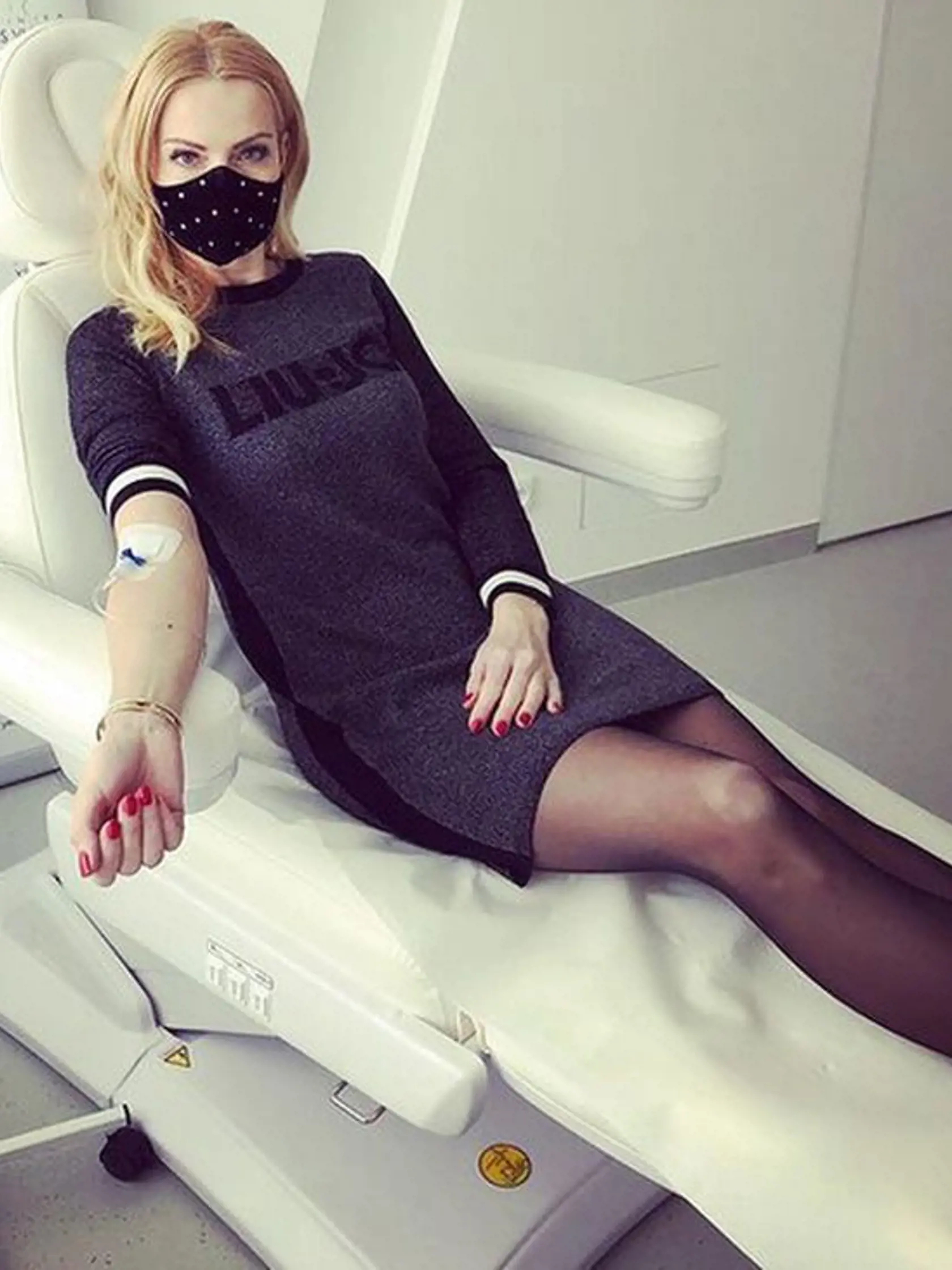 Marianna Ďurianová si nechala posilniť imunitu infúznou terapiou s vitamínom C. V minišatách s čiernymi silonkami a ladiacim rúškom jej to veľmi pristalo.