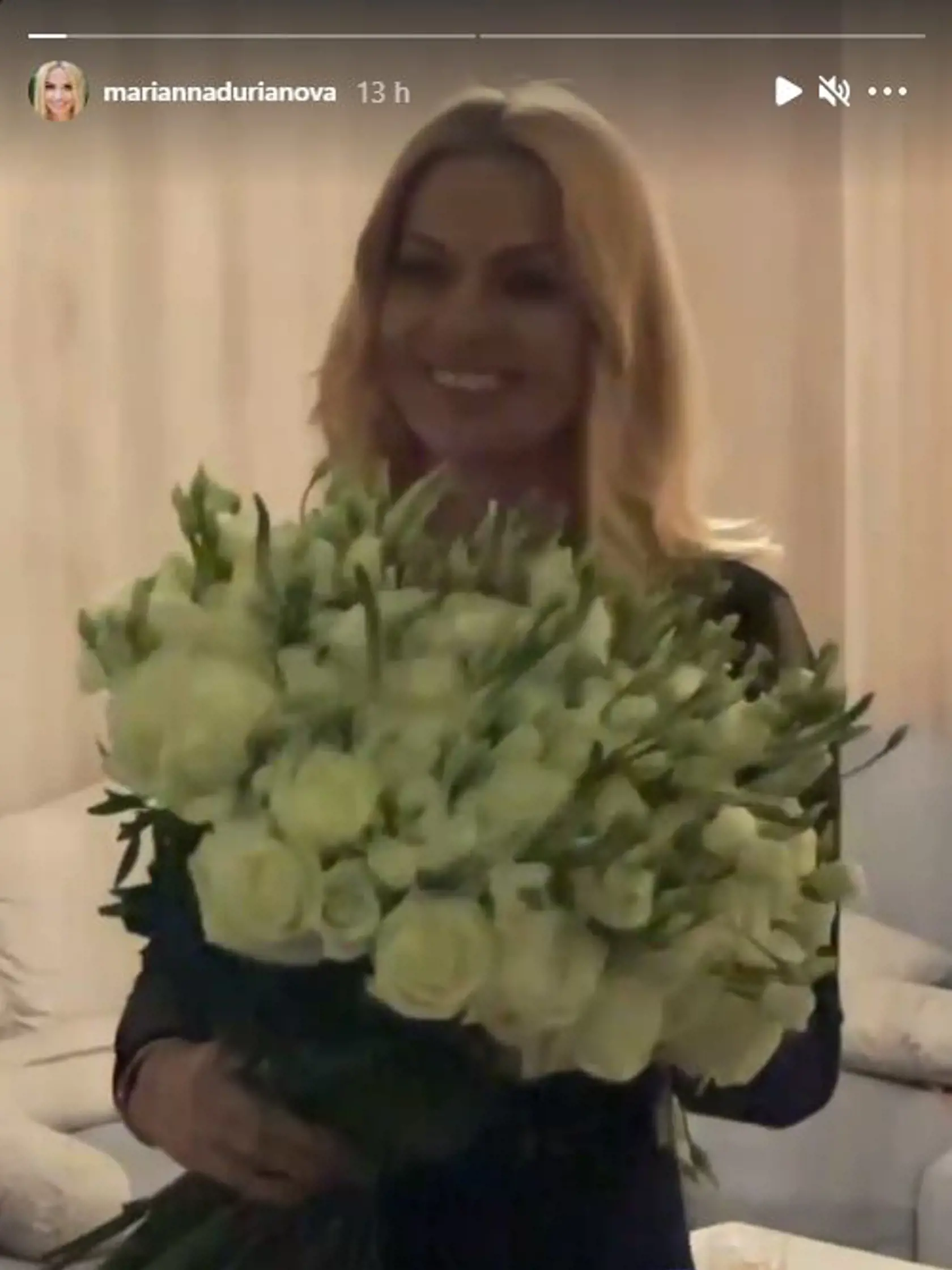 Oslávenkyňa Marianna Ďurianová dostala nádhernú kyticu bielych ruží.