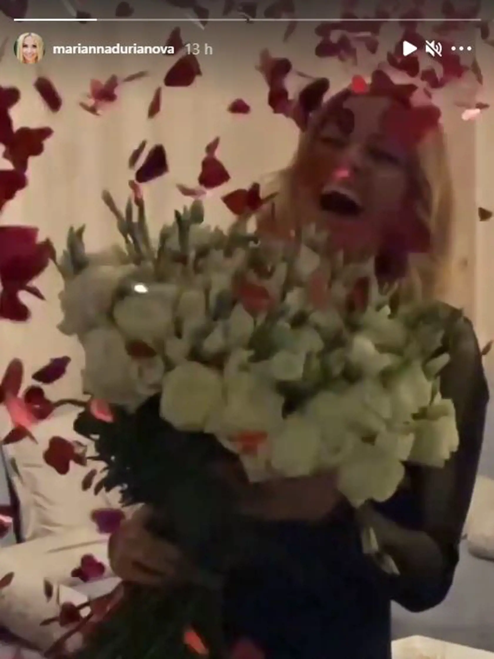 Oslávenkyňa Marianna Ďurianová dostala nádhernú kyticu bielych ruží.