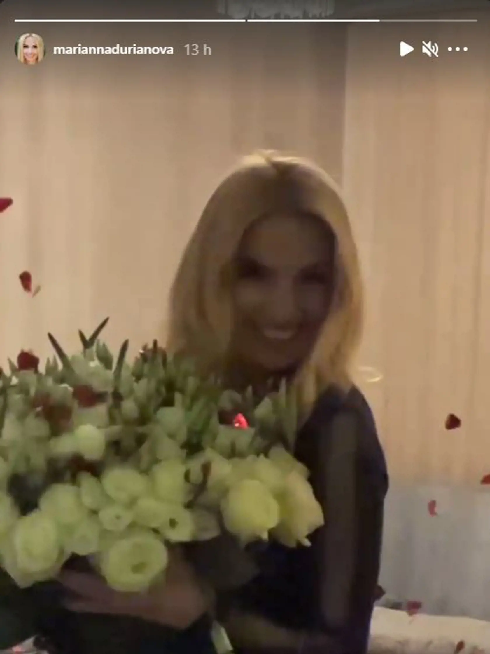Oslávenkyňa Marianna Ďurianová dostala nádhernú kyticu bielych ruží.