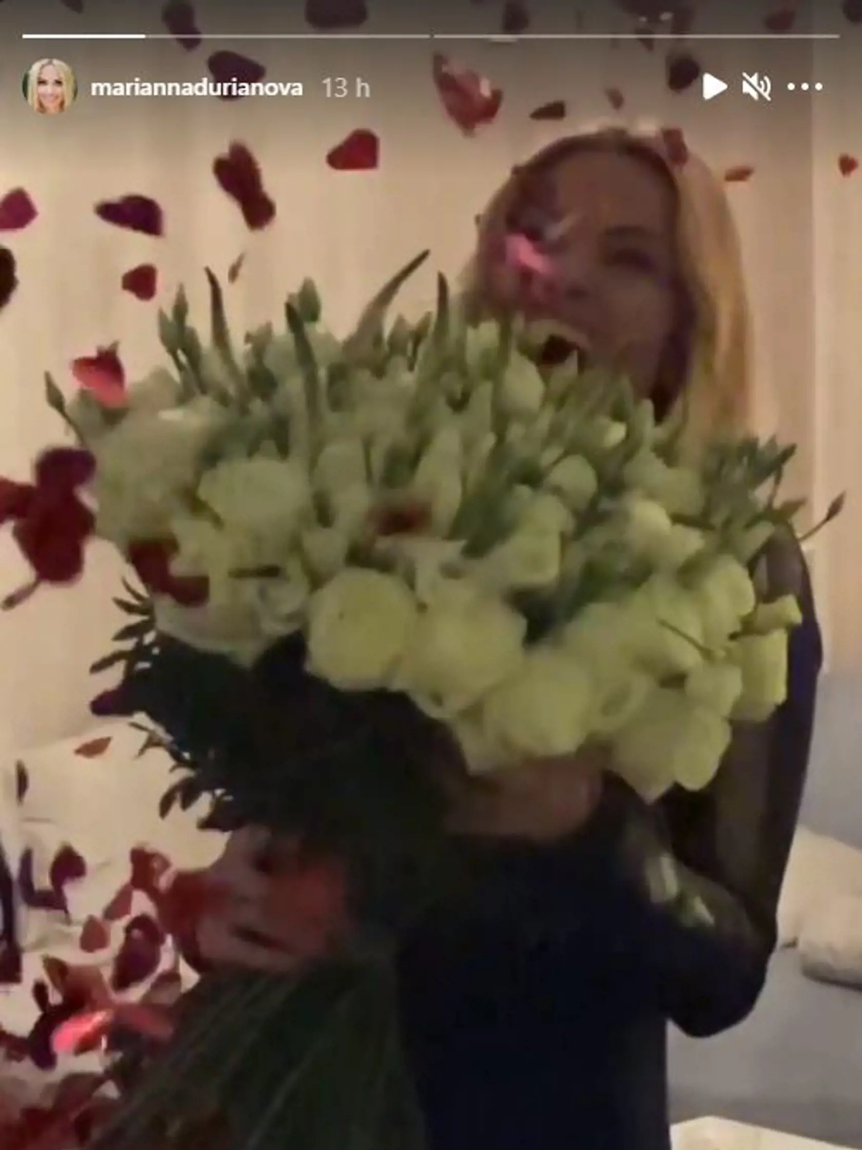 Oslávenkyňa Marianna Ďurianová dostala nádhernú kyticu bielych ruží.