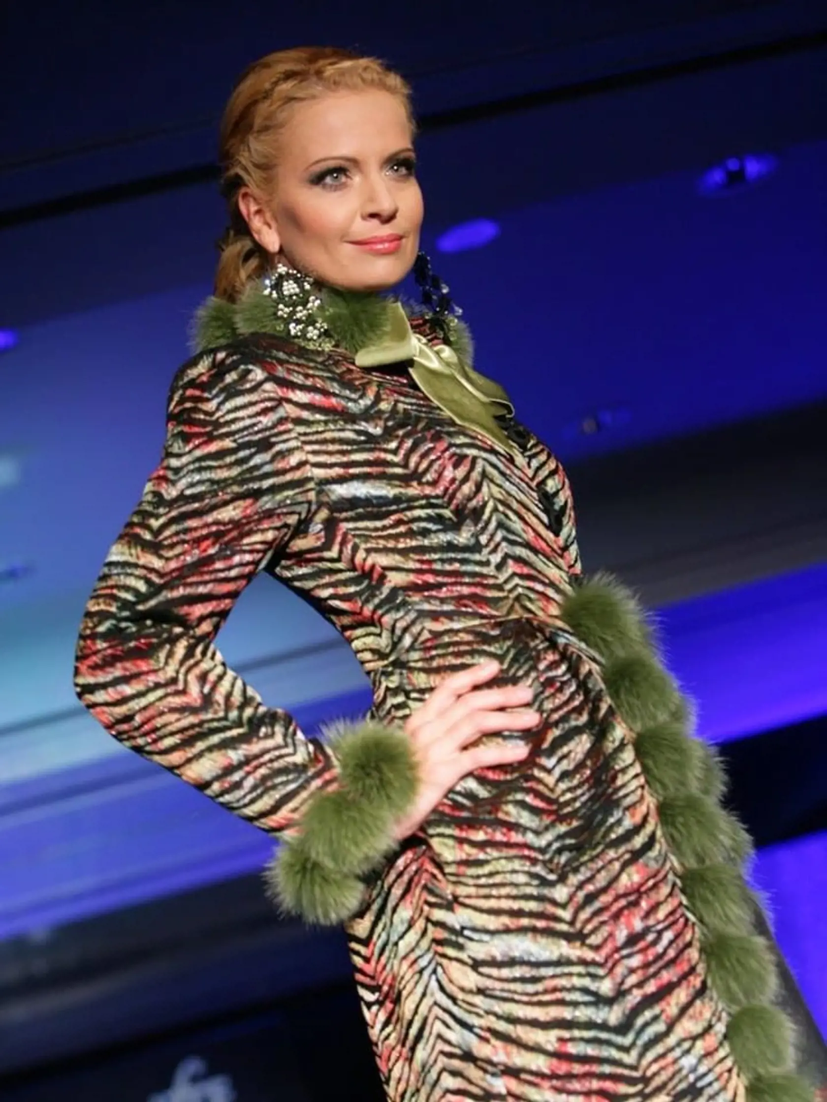 Marianna Ďurianová v pestrofarebnom modeli.