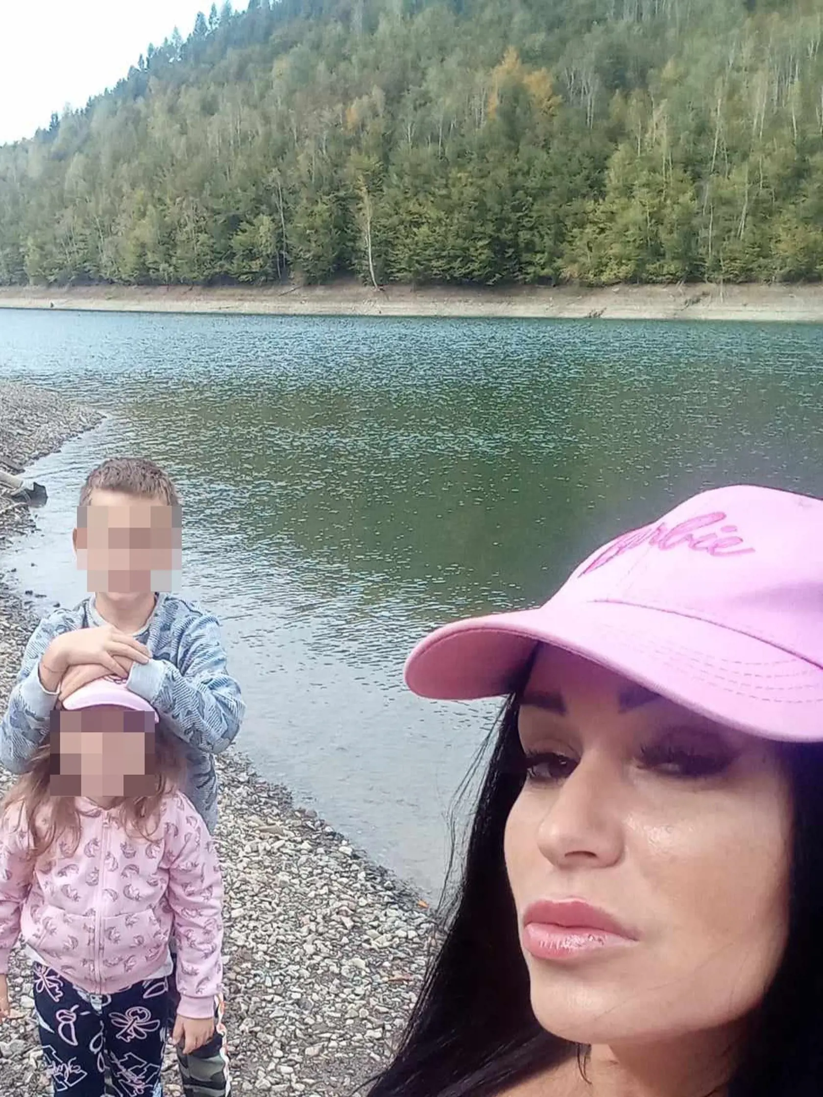 Mia prišla o dcéru, keď mala 5 rokov, manžel jej ju vzal v čase, keď ju ešte dojčila. Hneď po návrate matky s dcérou z ochrany svedkov. Staršieho syna má z prvého manželstva.