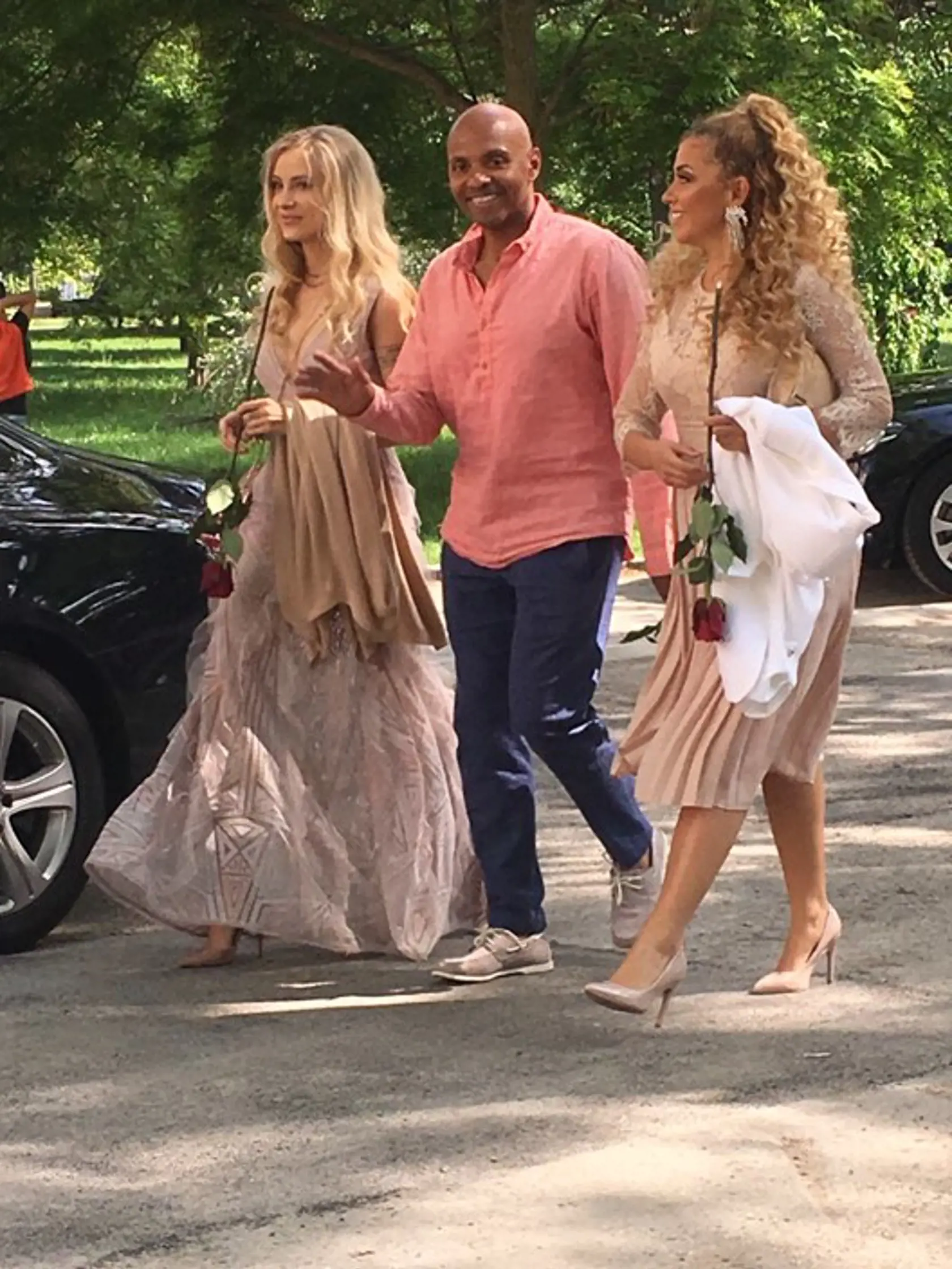Medzi hosťami nechýba ani Fredy Ayisi s frajerkou - modelkou Vandou Gallo a dcérou Vierkou.