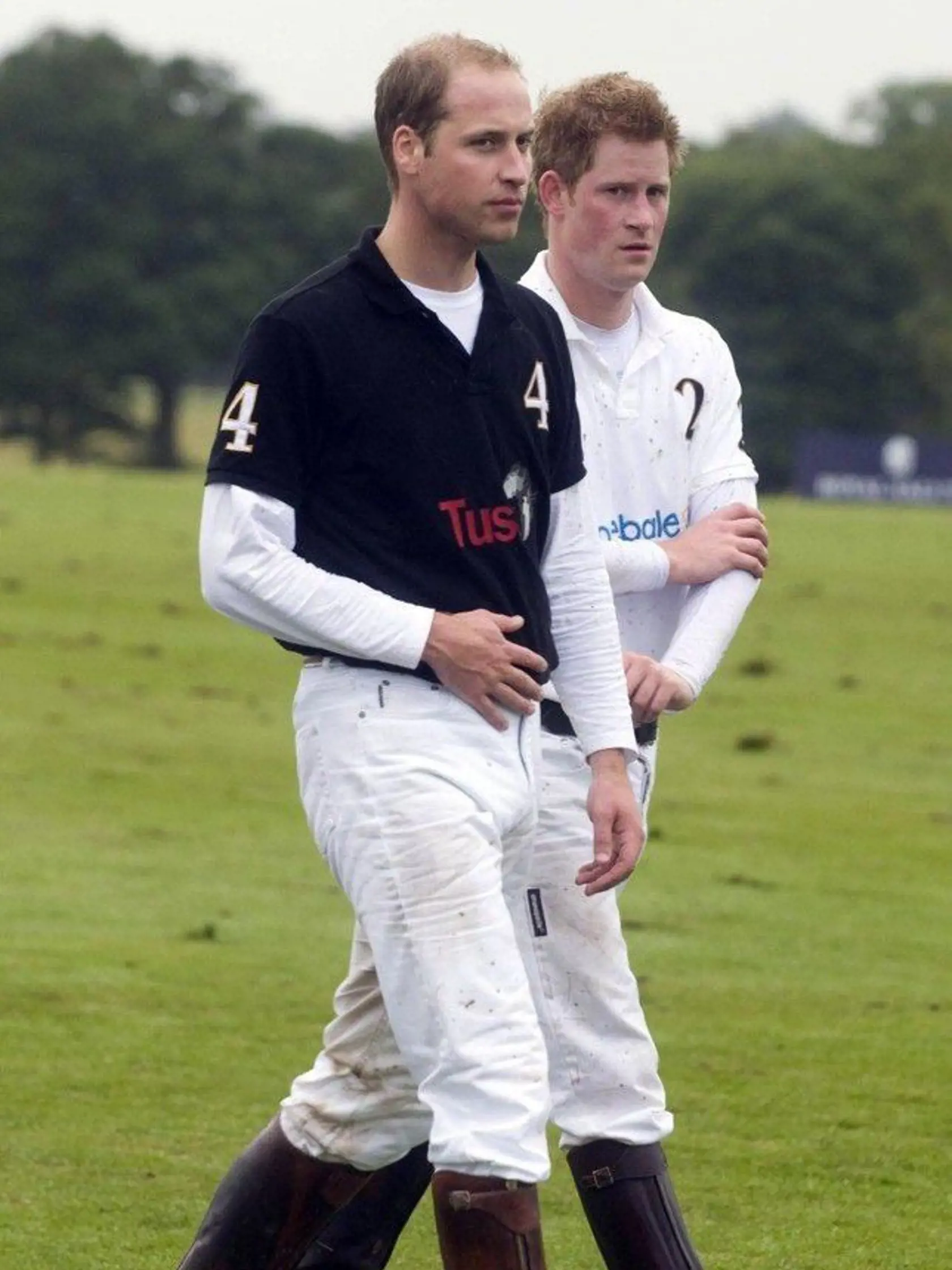 Princ William a Princ Harry sa zúčastnili charitatívneho pola.
