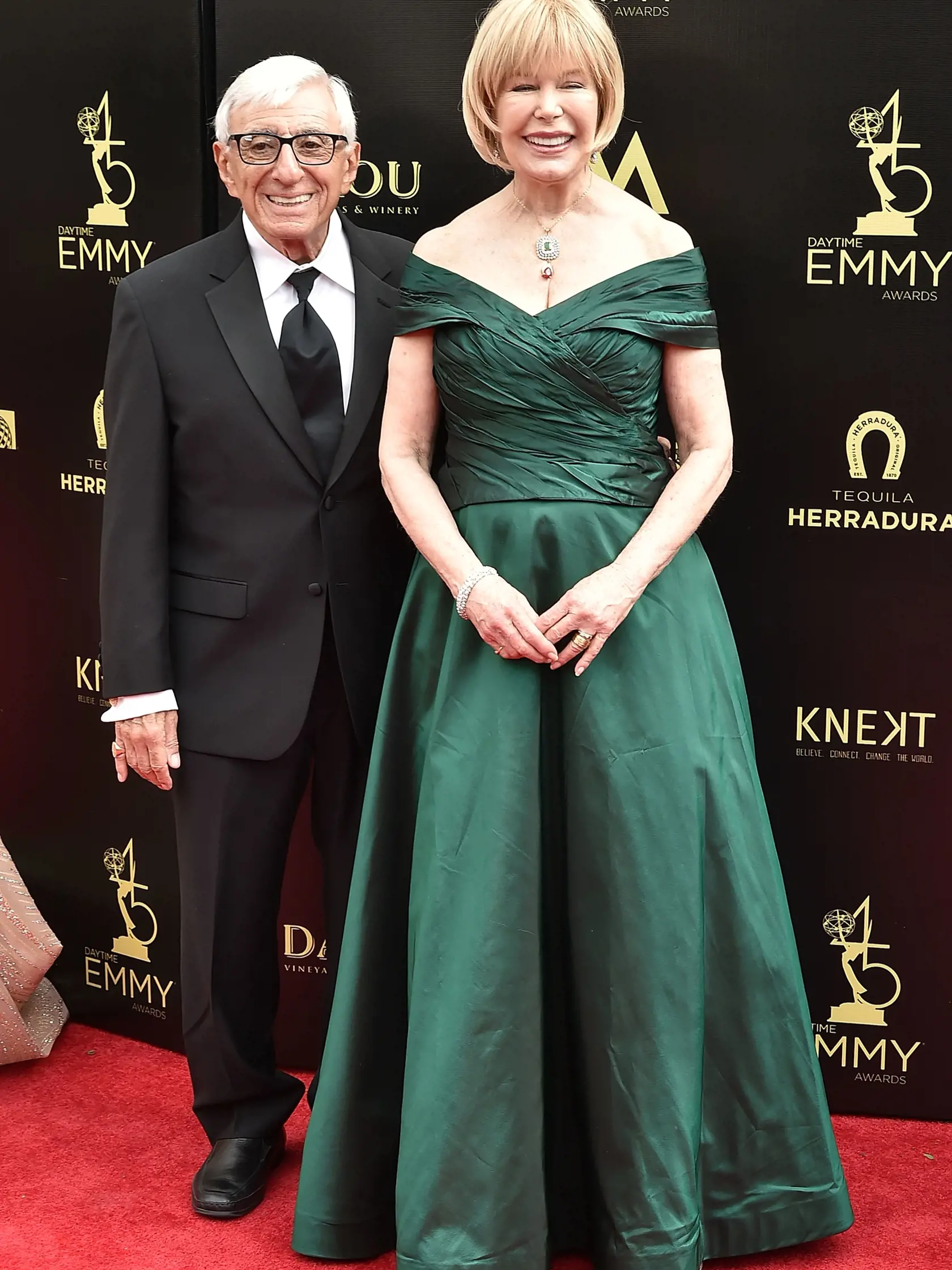 „Klinger“ Jamie Farr (86) a Loretta Swit (83), Aldova seriálová kolegyňa, „šťabajzna“ Houlihanová.