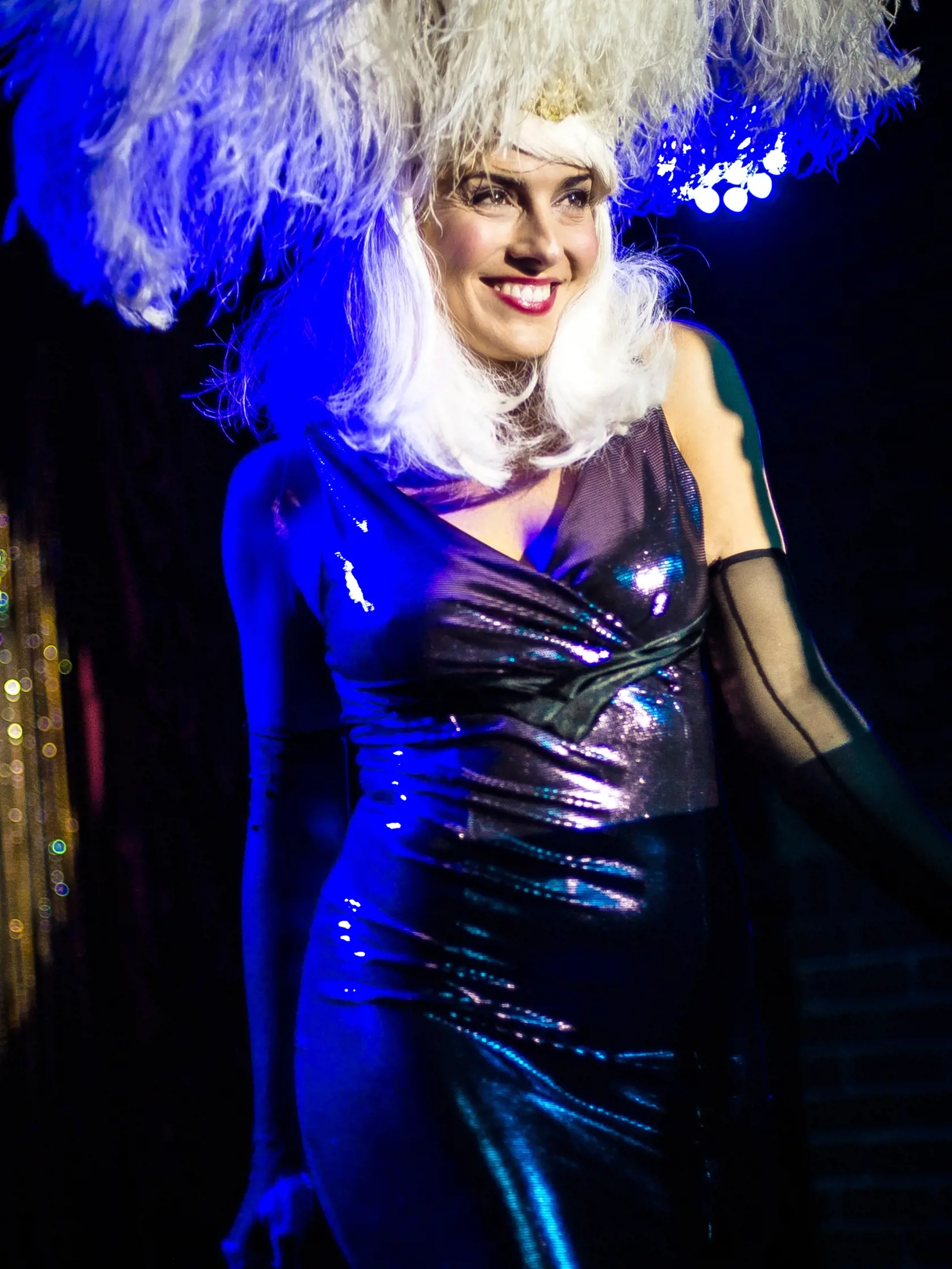 Lucia Siposová vo svojom kaberete s názvom Red Cat Cabaret.