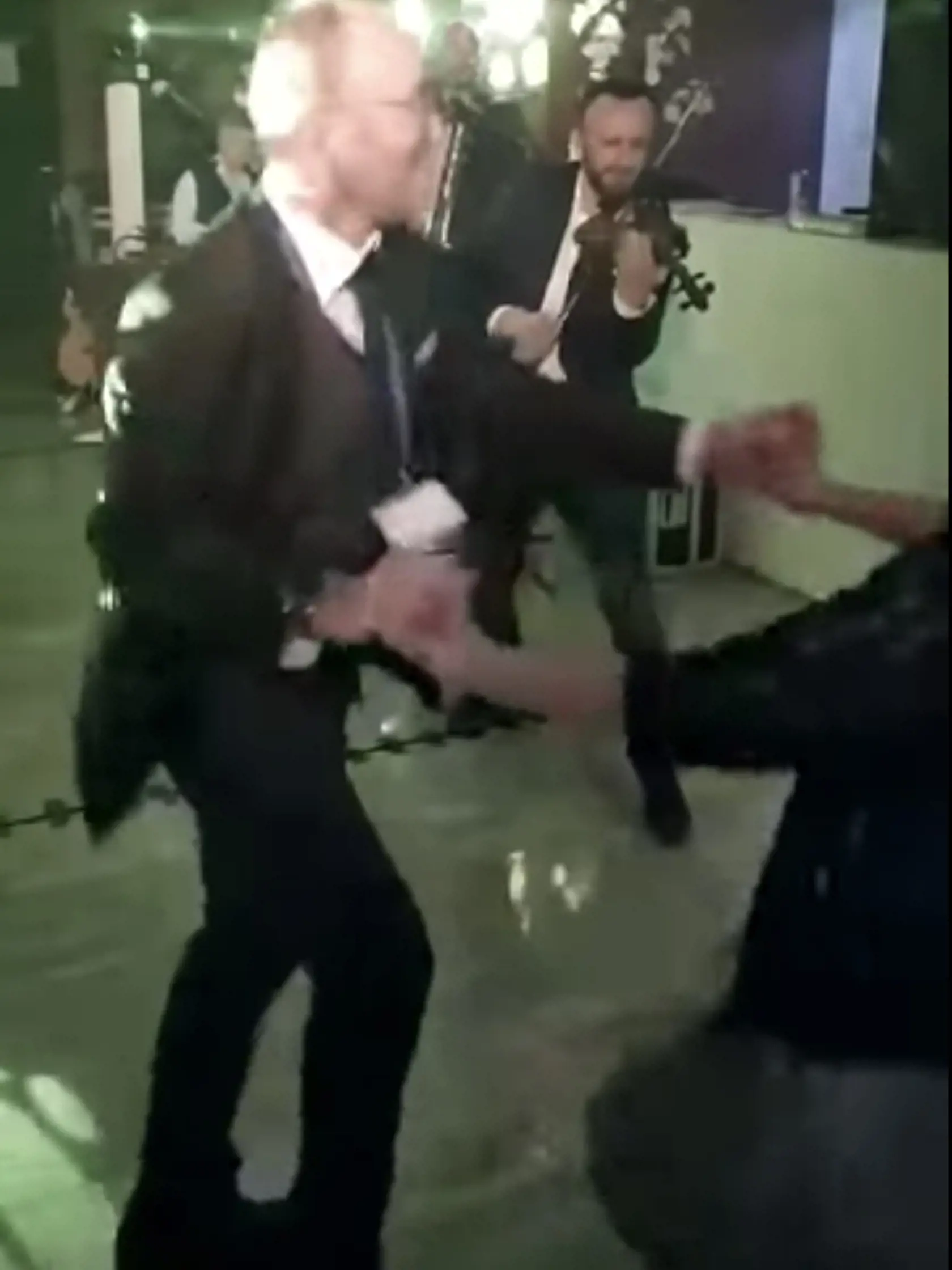Známy infektológ na bujarej zábave bez rúška či respirátora.