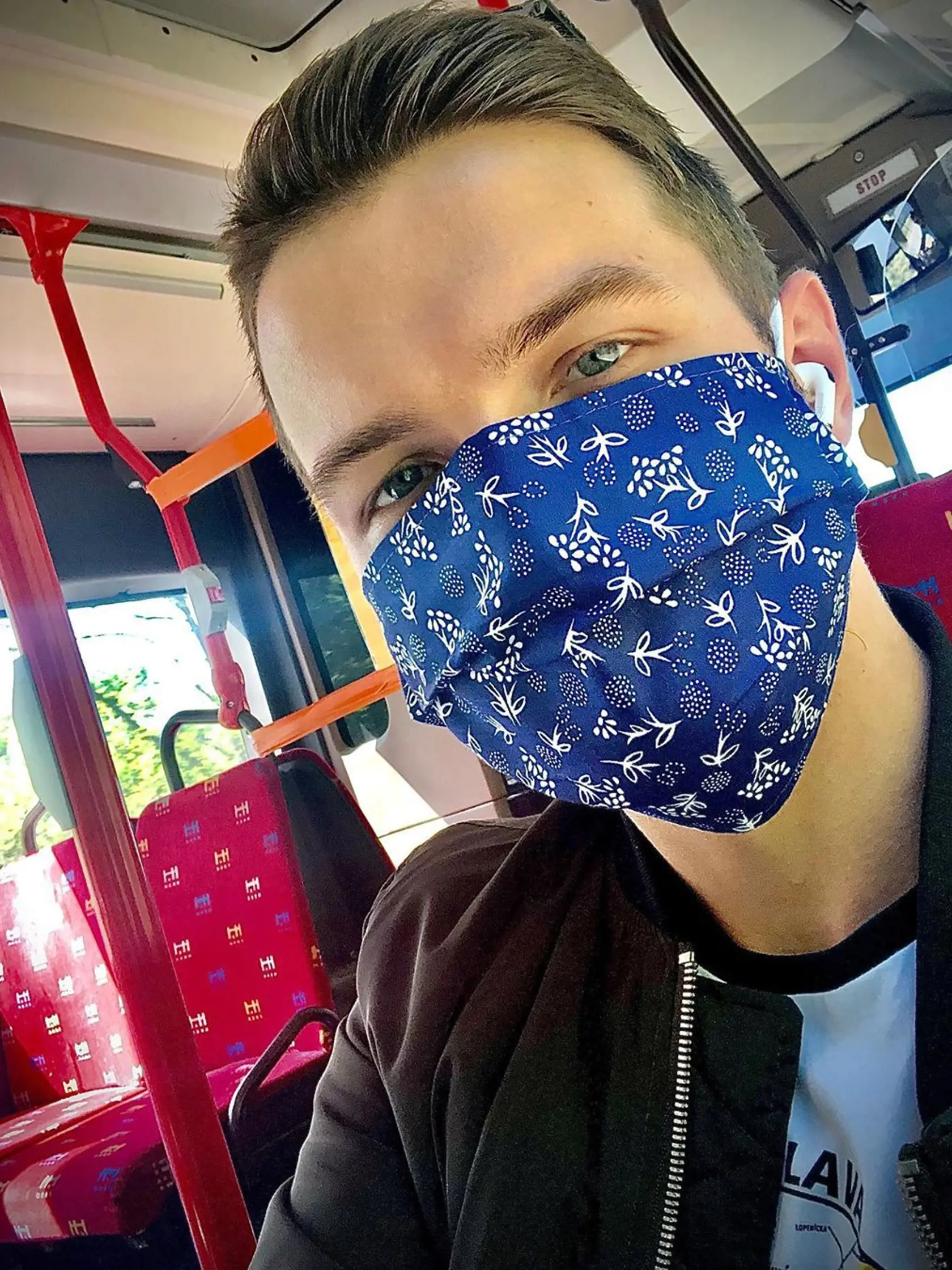 Viktor je veľkým zástancom cestovania verejnou dopravou.