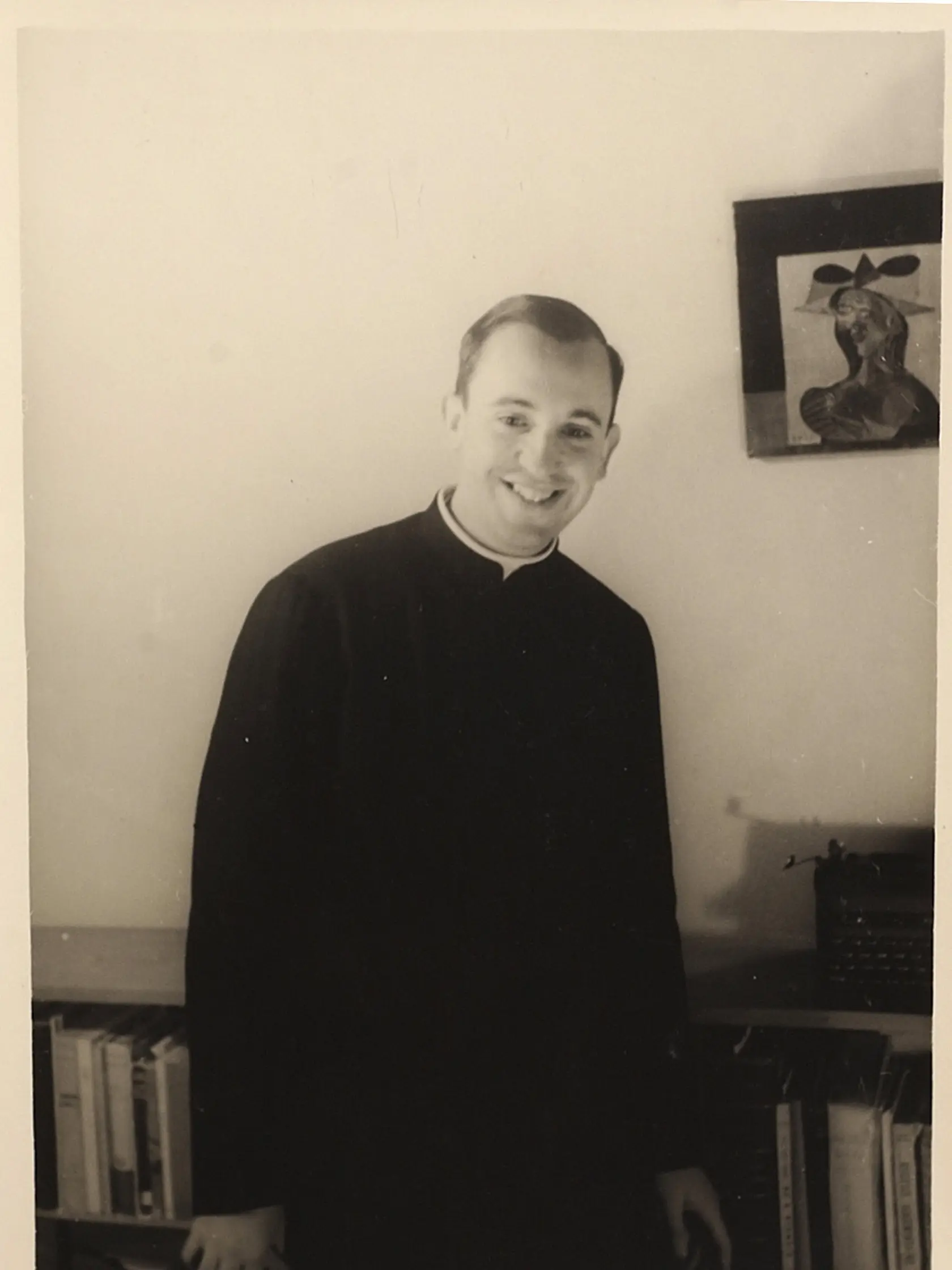 Na snímke z roku 1966, ktorú zverejnila škola El Salvador, argentínsky seminarista Jorge Mario Bergoglio sa usmieva na portrét v škole El Salvador, kde vyučoval literatúru a psychológiu, v Buenos Aires v Argentíne.  