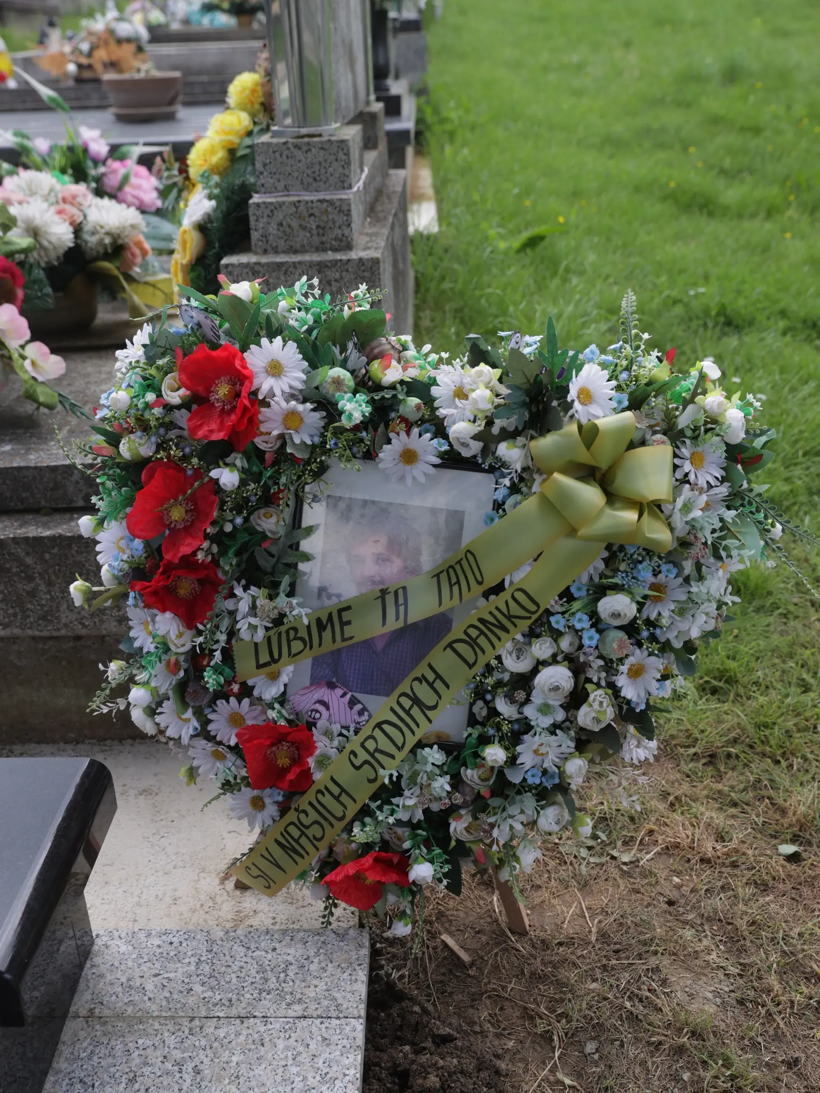 Rok od smrti talentovaného Dana Heribana (†43). Konečne má tmavý mramorový náhrobok. Vedľa hrobu stojí veľké srdce z kvetov, na ktorom sa vyníma dojímavý odkaz od jeho milovaných synov.