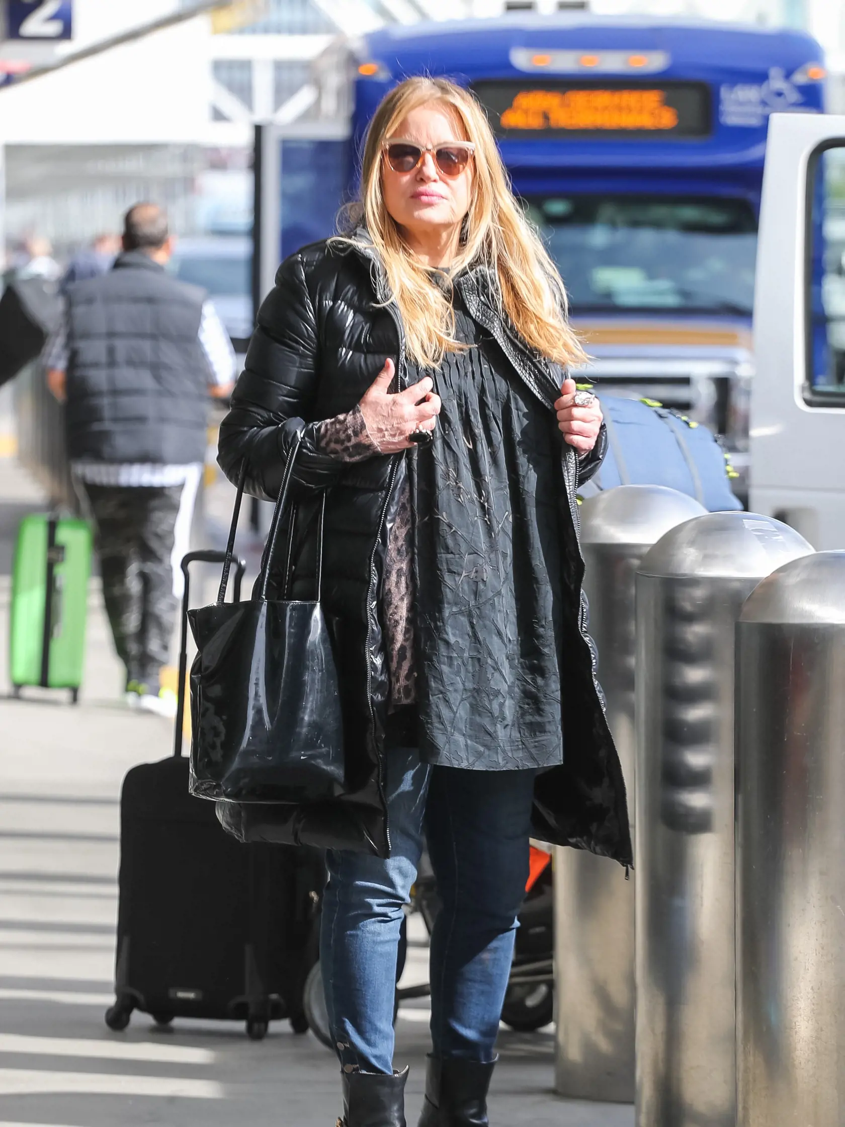 Jennifer Coolidge (59) ako Paulette Bonafonté