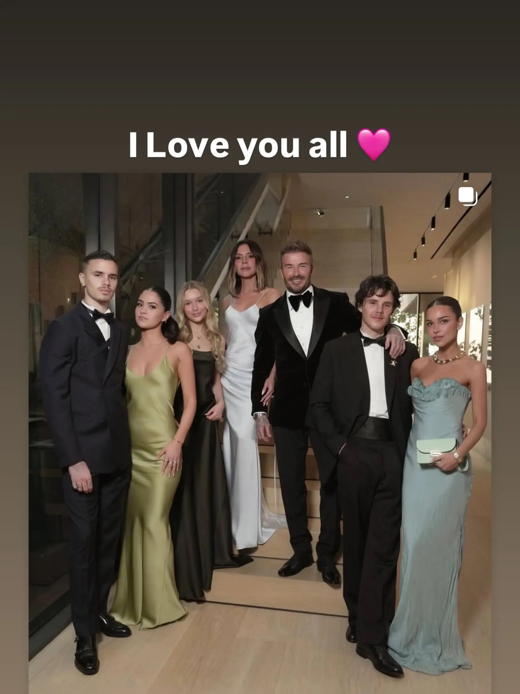 David Beckham predčasne začal s oslavami 50-ky v Miami. Na snímke s manželkou, dcérou, synmi a ich frajerkami.