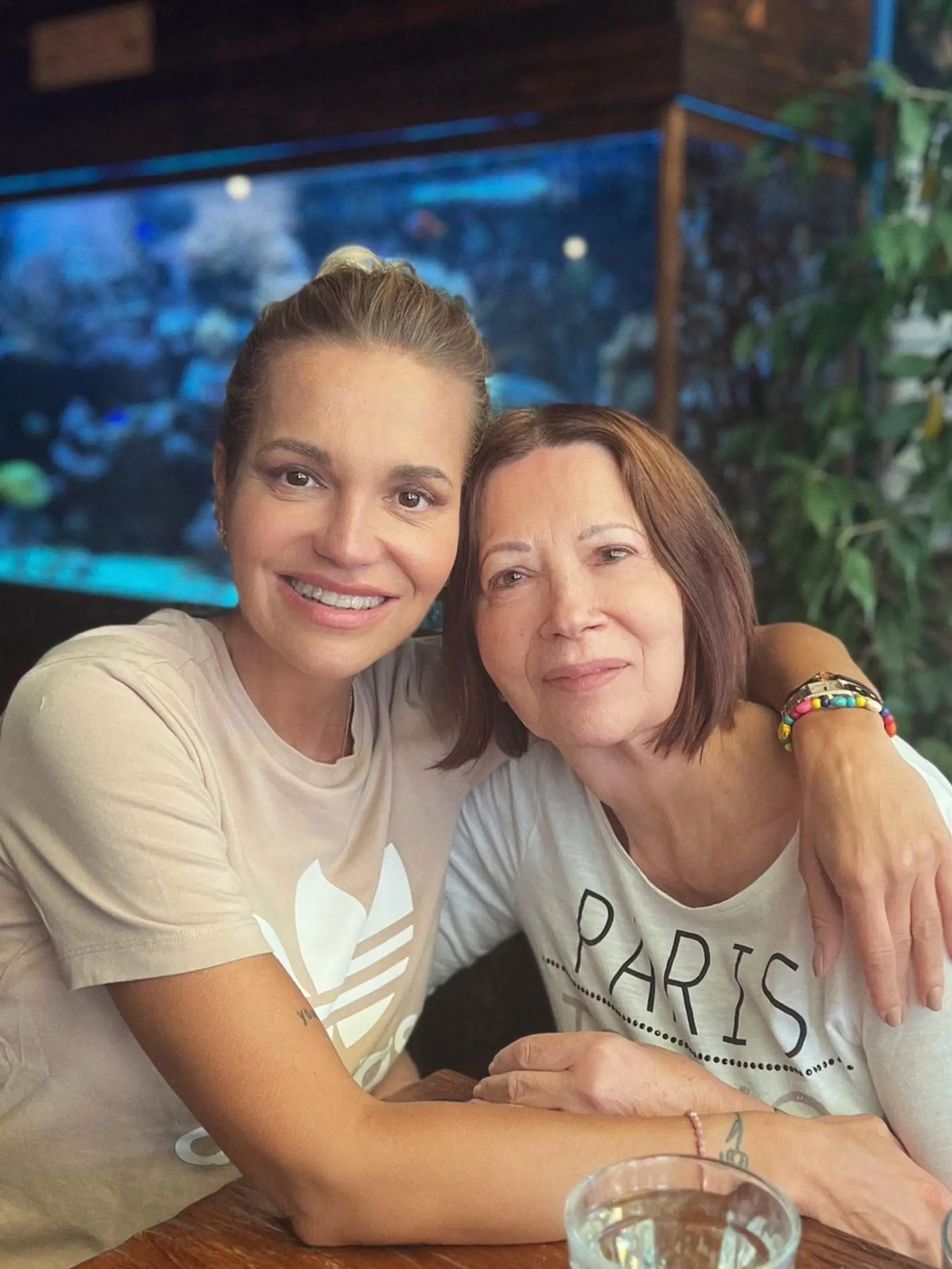 "S mojou mamá :)," napísala k fotke Dara.