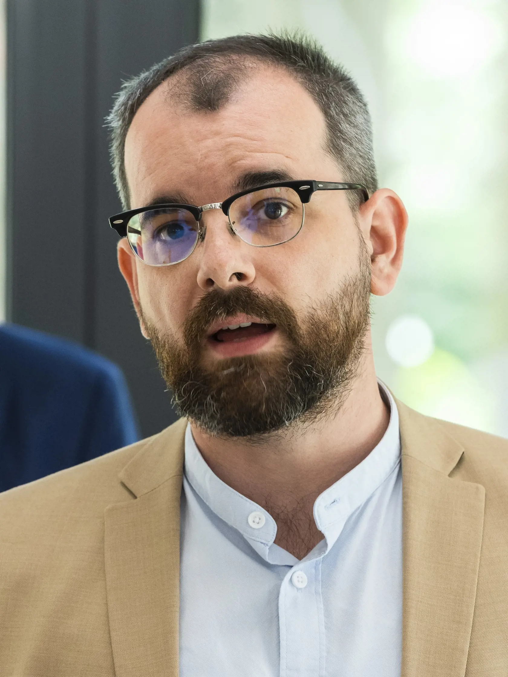 Starosta mestskej časti Nové Mesto Matúš Čupka hovorí, že tam, kde nie je v blízkej dobe naplánované zavedenie parkovacej politiky, budú riešiť legalizáciu parkovania na chodníkoch podľa jednotlivých lokalít s tým, že budú prihliadať na bezpečnostné limity a technické normy.