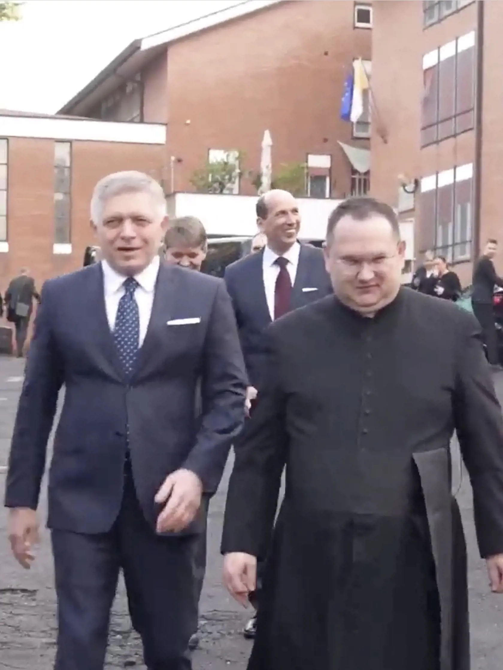 Premiér Robert Fico navštívil v Ríme aj Pápežský slovenský ústav a kolégium sv. Cyrila a Metoda, kde sa oboznámil s činnosťou tejto inštitúcie.