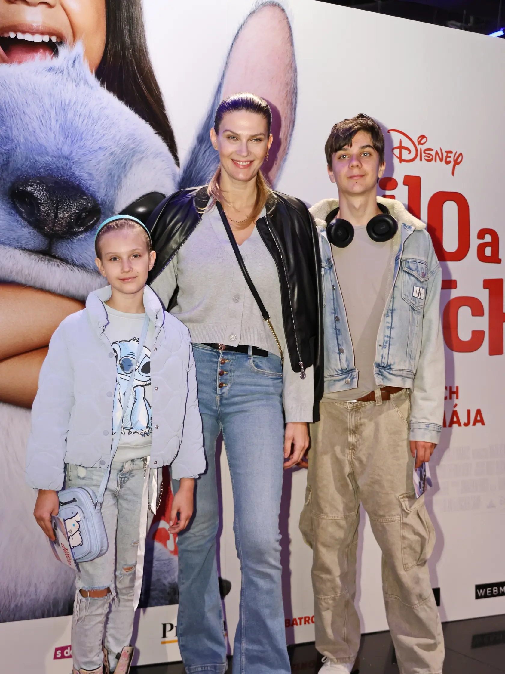Bývalá vicemiss Mirka Luberdová a jej dve deťúrence Riško a Izabelka.