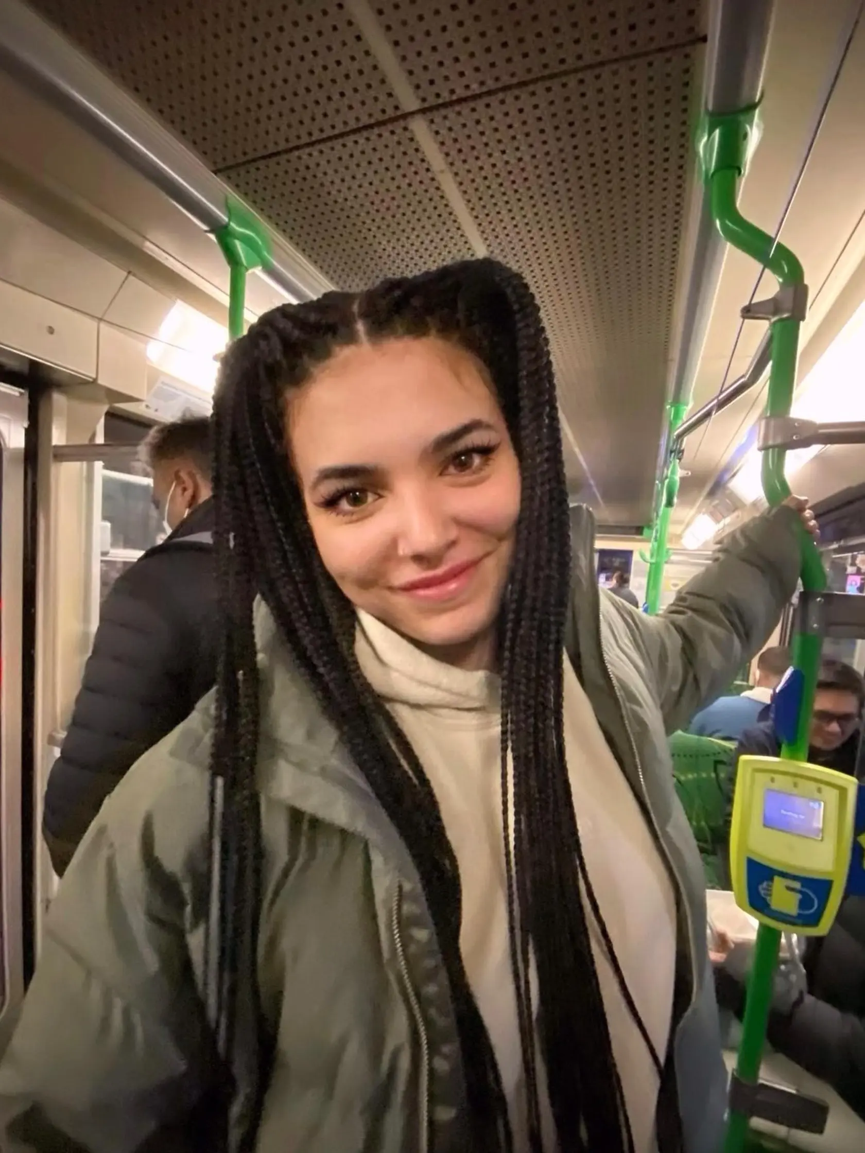 Dcéra speváka Davida Bowieho a modelky Iman. Krásu zdedila po mame, talent po otcovi.