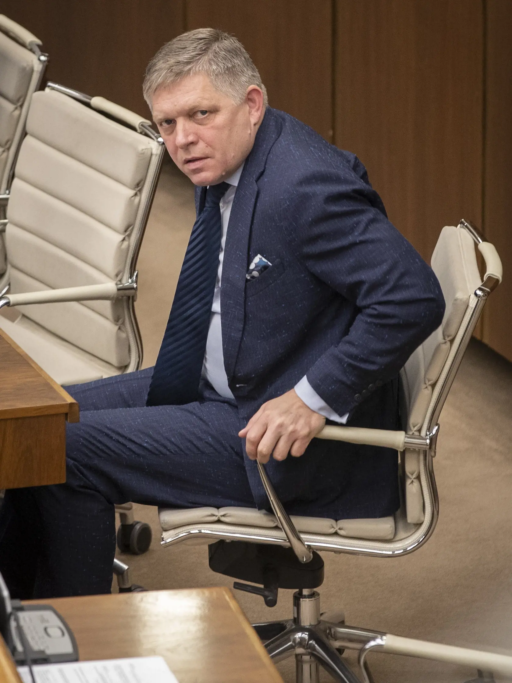 „Sulík nevie, kde patrí. To čo bolo dnes s tým ústavným zákonom, prosím vás? Však to už je úchylčina, čo robia," nešetril Fico kritikou na adresu SaS. "Tak im sa rozpadáva vláda, oni nevedia čo majú robiť. Cigániková ukazuje tetovanie po všelijakých stránkach a oni prídu s nejakých návrhom ústavného zákona, o ktorom ani s nikým nehovorili a nebola k tomu žiadna diskusia. Oni sú úchylní," dodal Fico.