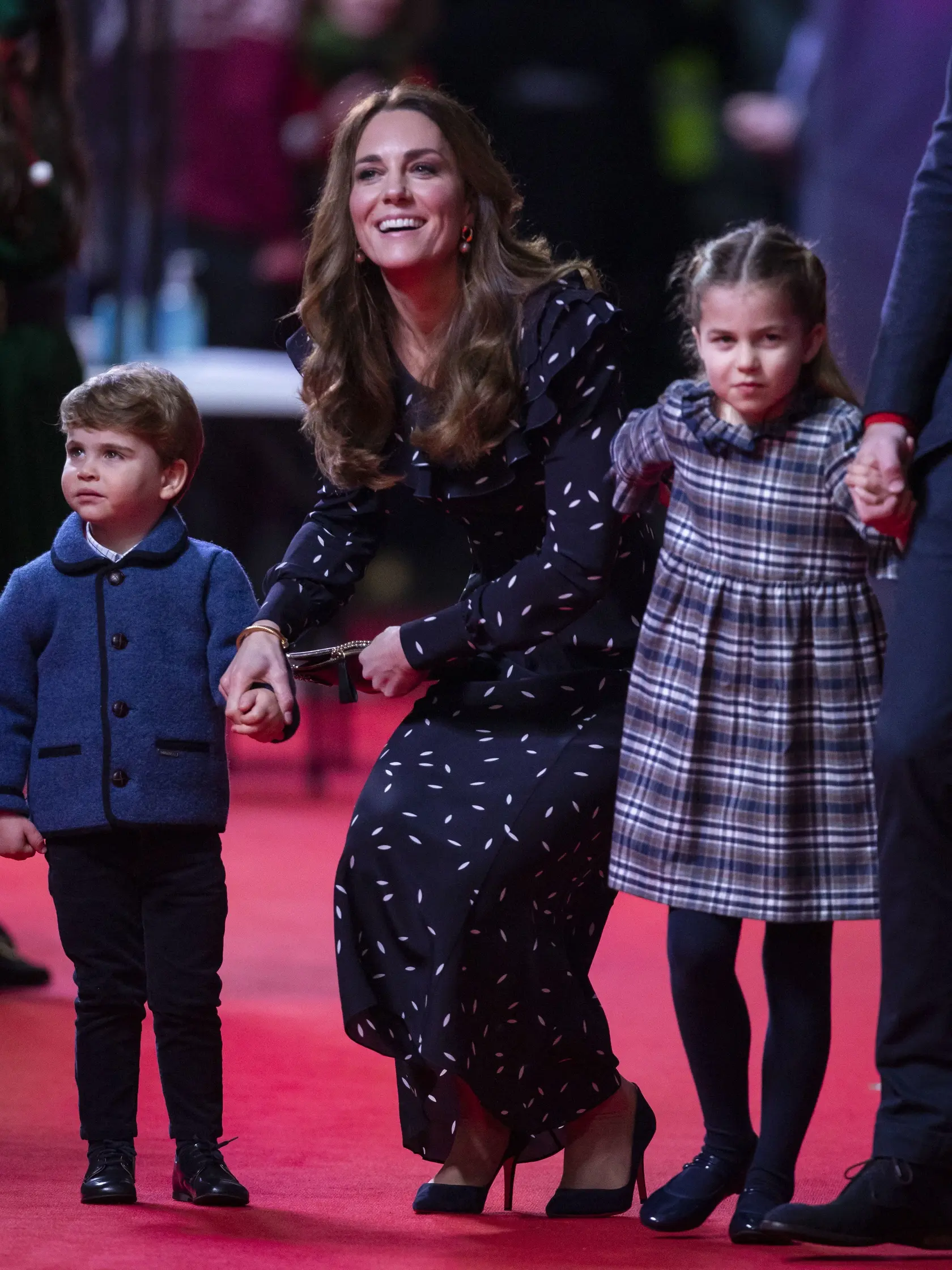 Britský princ Louis, britská princezná Charlotte a ich matka, vojvodkyňa Kate prichádzajú na špeciálne predstavenie pantomímy v londýnskom divadle London Palladium v piatok 11. decembra 2020. 