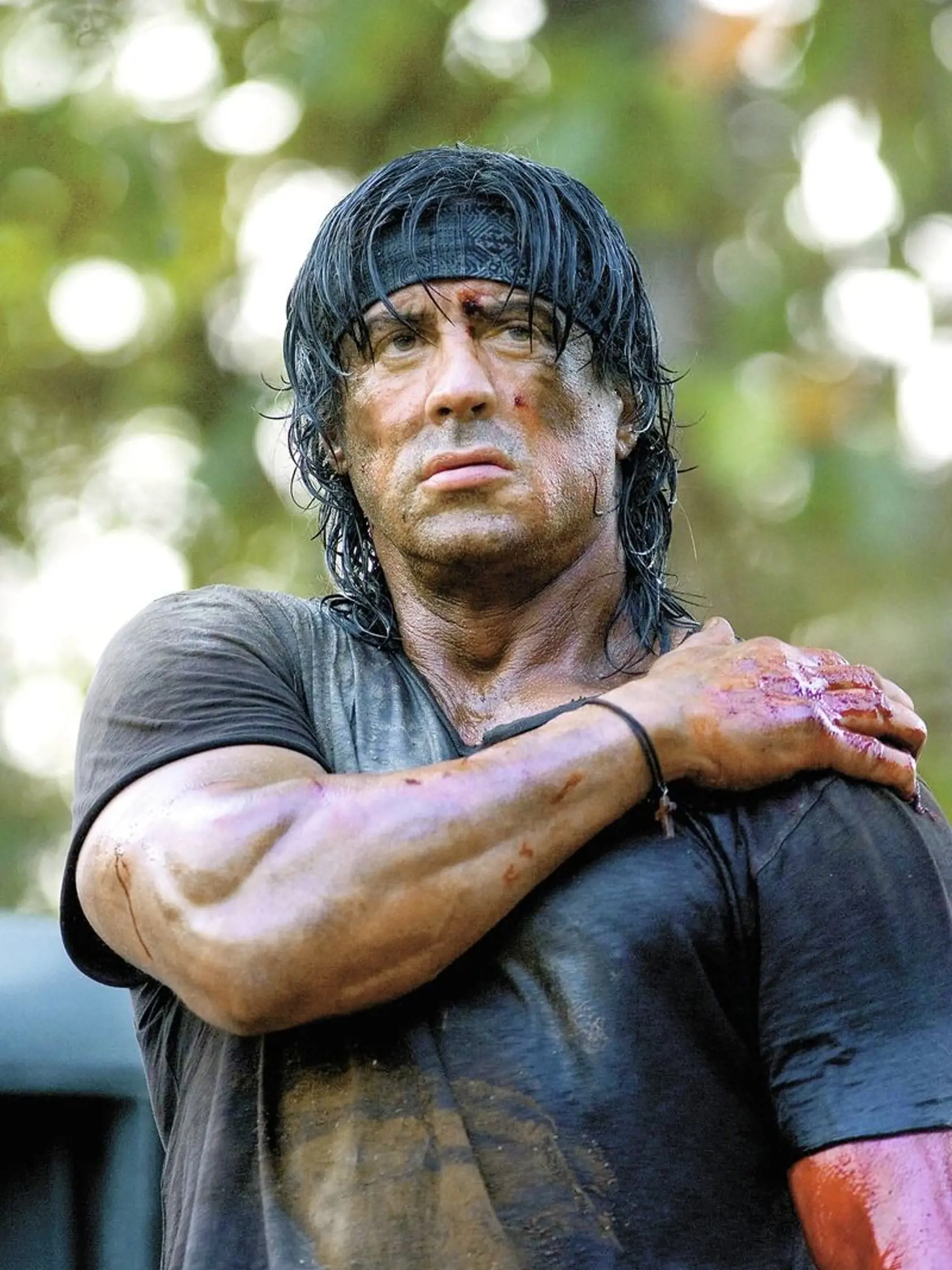 Sylvester Stallone ako Rambo.