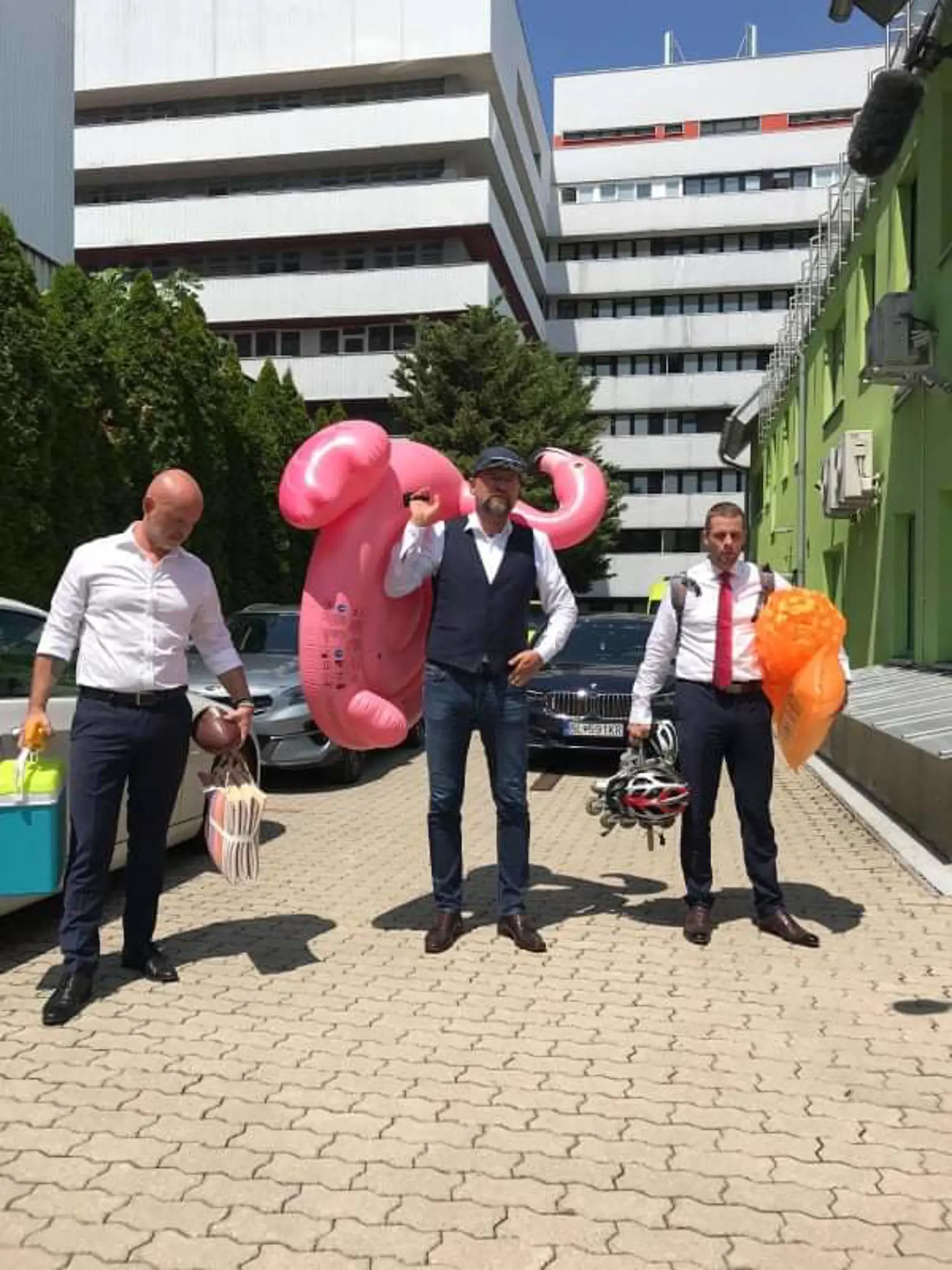 Richard Sulík s nafukovacím plameniakom - očkovacia kampaň.