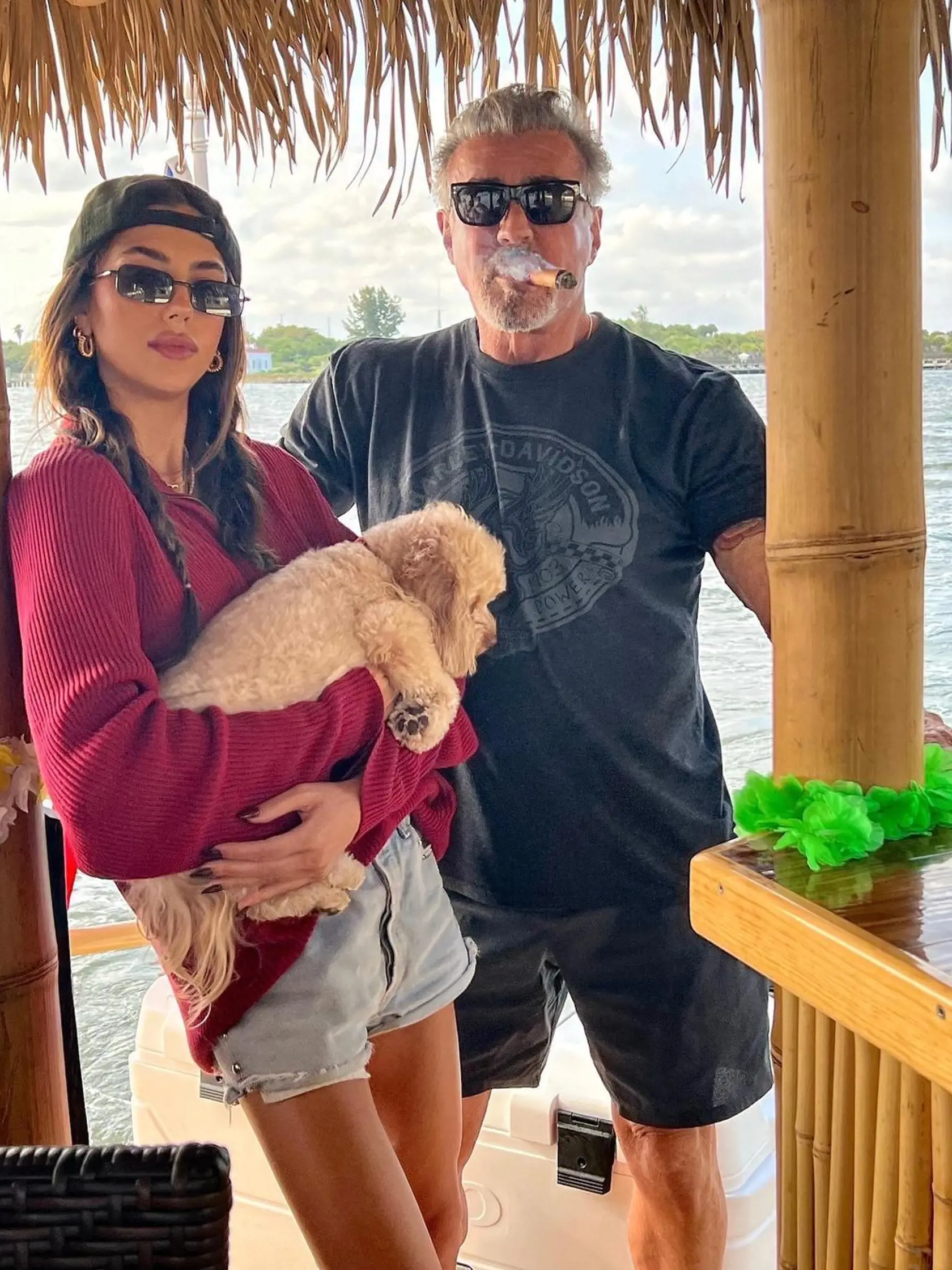 S dcérou Sistine Stallone. Je rovnako herečka ako otec Sylvester.